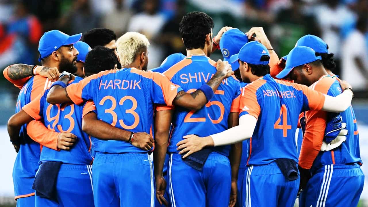 ಭಾರತ ಮತ್ತು ಆಸ್ಟ್ರೇಲಿಯಾ (India vs Australia) ನಡುವಣ ಮೂರನೇ ಟಿ20 ಪಂದ್ಯ ನಾಳೆ (ನವೆಂಬರ್ 2) ನಡೆಯಲಿದೆ. ಹೋಬರ್ಟ್ನ ಬೆಲ್ಲೆರಿವ್ ಓವಲ್ ಮೈದಾನದಲ್ಲಿ ನಡೆಯಲಿರುವ ಈ ಪಂದ್ಯಕ್ಕಾಗಿ ಟೀಮ್ ಇಂಡಿಯಾ ಒಂದು ಬದಲಾವಣೆ ಮಾಡಿಕೊಳ್ಳುವುದು ಖಚಿತ.