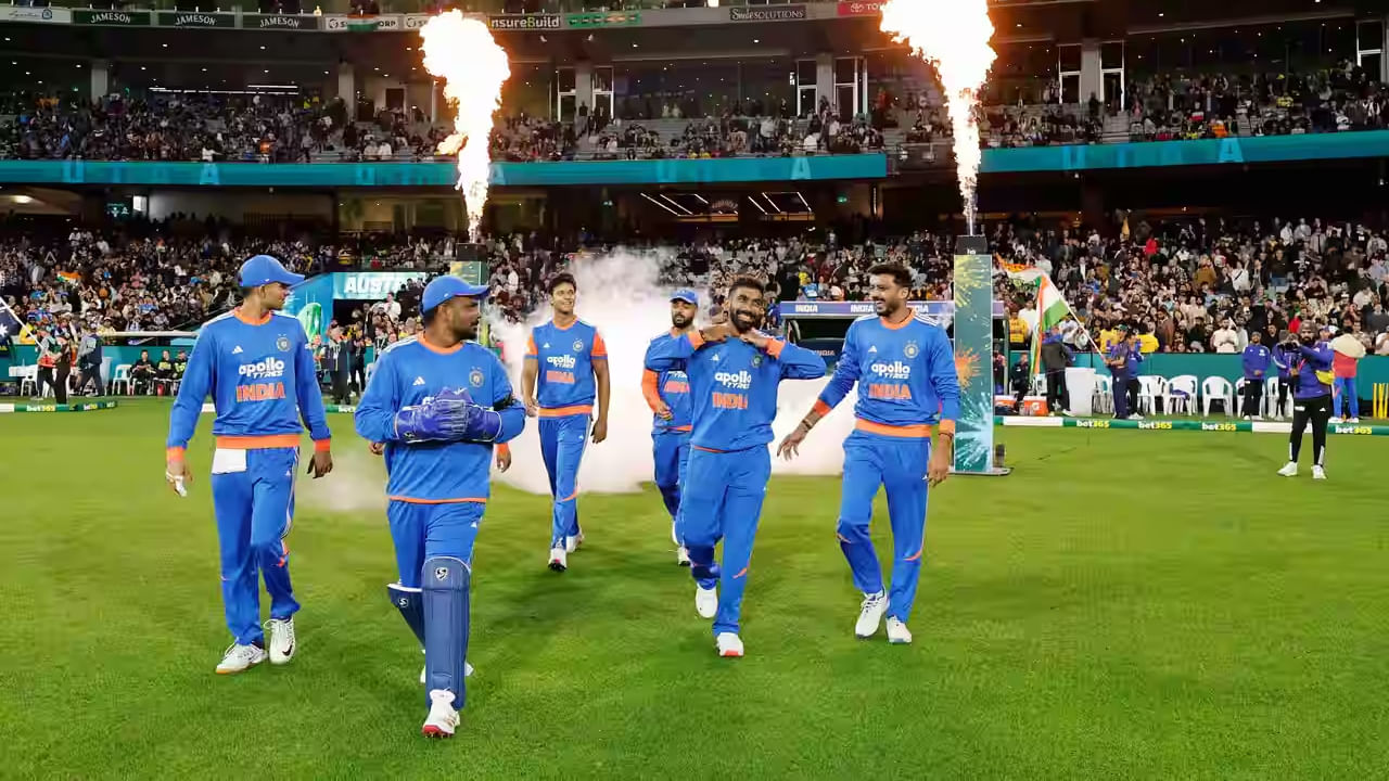 ಏಕೆಂದರೆ ಕಳೆದ ಪಂದ್ಯದಲ್ಲಿ ಕಣಕ್ಕಿಳಿದ ಕುಲ್ದೀಪ್ ಯಾದವ್ ಕಡೆಯಿಂದ ನಿರೀಕ್ಷಿತ ಪ್ರದರ್ಶನ ಮೂಡಿಬಂದಿರಲಿಲ್ಲ. ಎಂಸಿಜಿ ಮೈದಾನದಲ್ಲಿ ನಡೆದ ಈ ಪಂದ್ಯದಲ್ಲಿ ಕುಲ್ದೀಪ್ 2 ವಿಕೆಟ್ ಪಡೆದರೂ 20 ಎಸೆತಗಳಲ್ಲಿ ಬರೋಬ್ಬರಿ 45 ರನ್ ನೀಡಿದ್ದರು. ಹೀಗಾಗಿ ಮೂರನೇ ಪಂದ್ಯದಿಂದ ಹಿರಿಯ ಸ್ಪಿನ್ನರ್​ನನ್ನು ಕೈ ಬಿಡುವ ಸಾಧ್ಯತೆಯಿದೆ.