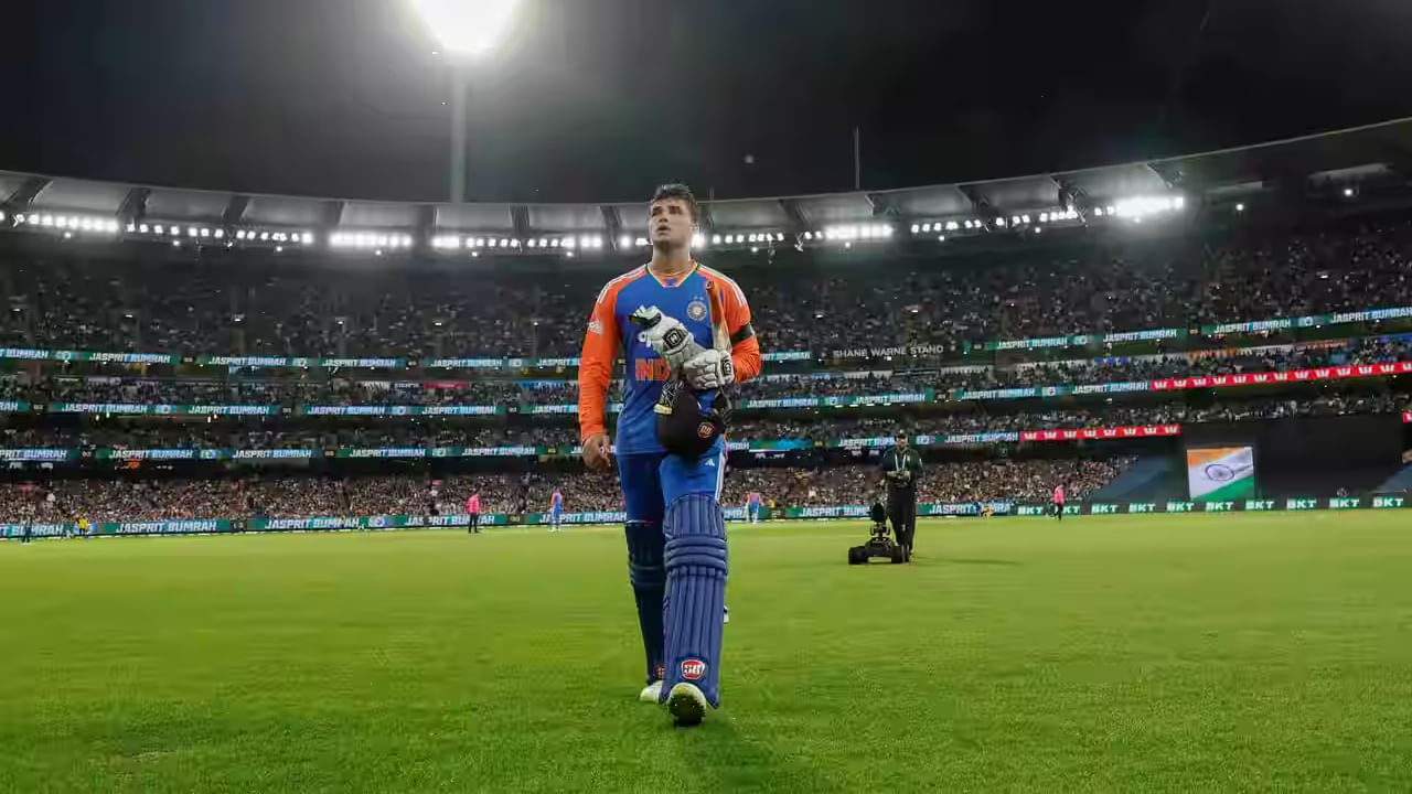 ಇದಾದ ಬಳಿಕ ಇನೀಂಗ್ಸ್ ಆರಂಭಿಸಲು ಆಗಮಿಸಿದ ಅಭಿಷೇಕ್ ಶರ್ಮಾ ಅವರ ತೋಳಿನಲ್ಲೂ ಕಪ್ಪು ಪಟ್ಟಿ ಕಾಣಿಸಿತು. ಅಲ್ಲದೆ ಸಂಜು ಸ್ಯಾಮ್ಸನ್ ಕೂಡ ಕಪ್ಪು ಪಟ್ಟಿಯೊಂದಿಗೆ ಕಣಕ್ಕಿಳಿದಿದ್ದರು. ಅತ್ತ ಆಸ್ಟ್ರೇಲಿಯಾ ಆಟಗಾರರು ಕೂಡ ತಮ್ಮ ಜೆರ್ಸಿಯ ತೋಳಿನಲ್ಲಿ ಬ್ಲ್ಯಾಕ್ ಆರ್ಮ್​​ಬ್ಯಾಂಡ್ ಧರಿಸಿದ್ದರು. 