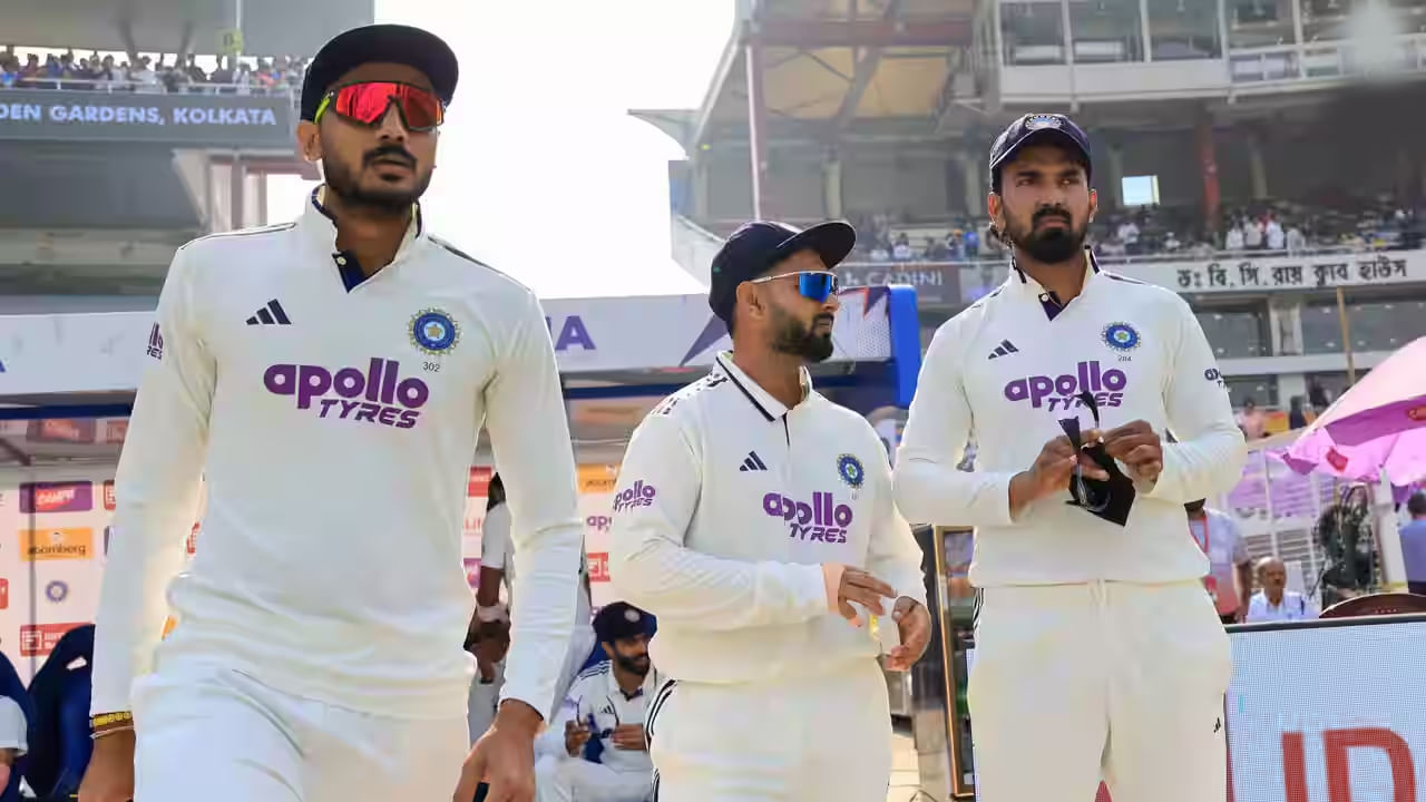 ಸೌತ್ ಆಫ್ರಿಕಾ ತಂಡ ನೀಡಿದ 124 ರನ್​ಗಳ ಸುಲಭ ಗುರಿ ಬೆನ್ನತ್ತಿದ ಟೀಮ್ ಇಂಡಿಯಾ ಕೇವಲ 93 ರನ್​ಗಳಿಗೆ ಆಲೌಟ್ ಆಗಿದೆ. ಈ ಮೂಲಕ ತವರಿನಲ್ಲಿ ಅತ್ಯಲ್ಪ ಗುರಿ ಬೆನ್ನತ್ತಲಾಗದೇ ಅತ್ಯಂತ ಹೀನಾಯ ಸೋಲನುಭವಿಸಿದೆ. ಅಷ್ಟೇ ಅಲ್ಲದೆ ಭಾರತದಲ್ಲಿನ ಟೆಸ್ಟ್ ಪಂದ್ಯದಲ್ಲಿ ಅತೀ ಕಡಿಮೆ ಗುರಿ ಪಡೆದು 100 ರನ್​ಗಳಿಸಲಾಗದೇ ಟೀಮ್ ಇಂಡಿಯಾ ಸೋತಿರುವುದು ಇದೇ ಮೊದಲು. ಹೀಗಾಗಿ ಸೌತ್ ಆಫ್ರಿಕಾ ವಿರುದ್ಧದ ಭಾರತದ ಈ ಸೋಲು ಇತಿಹಾಸ ಪುಟಗಳಲ್ಲಿ ಅಚ್ಚಳಿಯದೇ ಉಳಿಯಲಿದೆ.