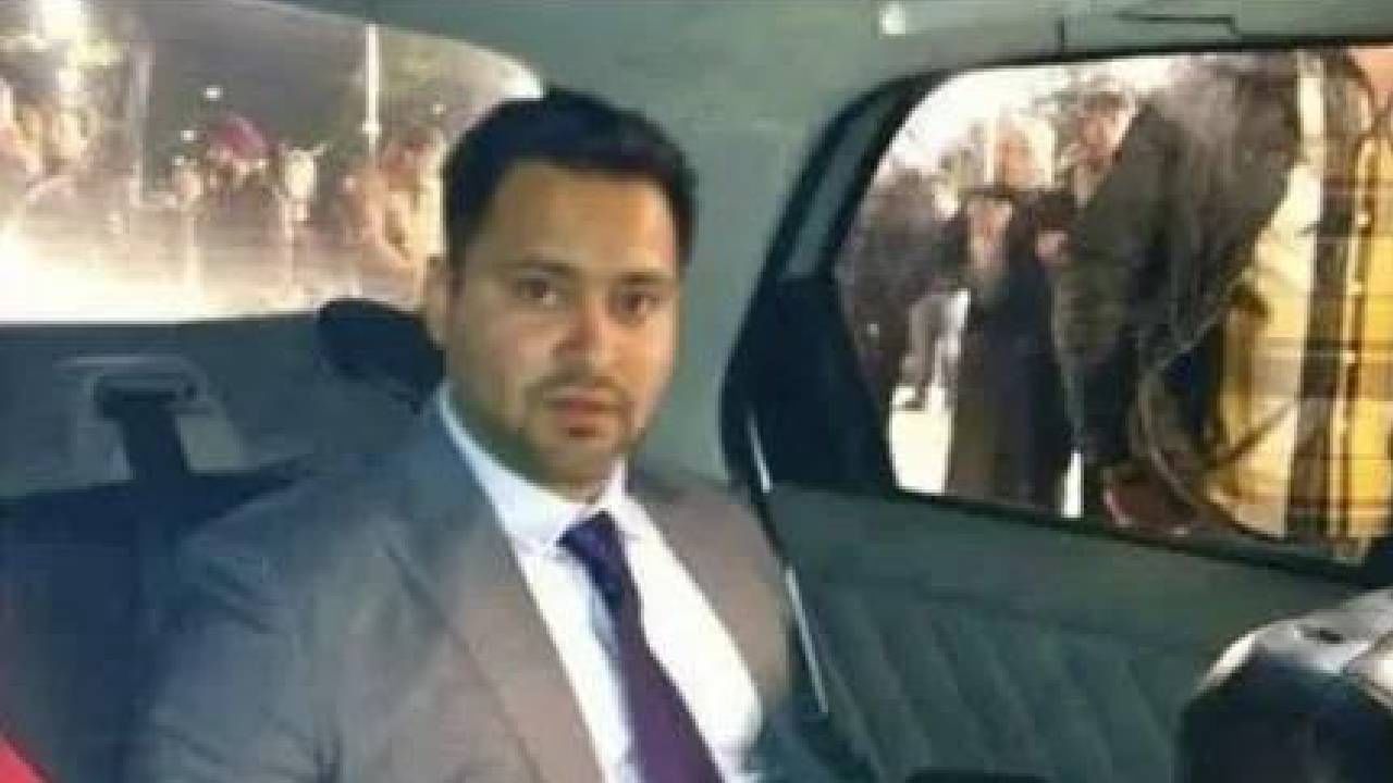 ಸಾಗರ್ ಎಂಬುವವರು ಪೋಸ್ಟ್​ ಮಾಡಿರುವ ಪೋಸ್ಟರ್​ನಲ್ಲಿ ತೇಜಸ್ವಿ ಯಾದವ್ ಕಾರಿನಲ್ಲಿ ಕುಳಿತಿದ್ದಾರೆ. ನಾನು ಮುಖ್ಯಮಂತ್ರಿಯಾಗುವ ಸರದಿ ಬಂದಾಗ ಎಕ್ಸಿಟ್ ಪೋಲ್​ ಕೂಡ ನಿಜವಾಗೋಯ್ತು ಎಂದು ಬೇಸರದಿಂದ ಹೇಳಿಕೊಳ್ಳುವಂತಿದೆ. 
