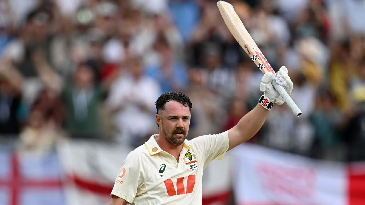 ಹಾಫ್ ಸೆಂಚುರಿಯೊಂದಿಗೆ ಸಿಡಿಲಬ್ಬರ ಮುಂದುವರೆಸಿದ ಟ್ರಾವಿಸ್ ಹೆಡ್ ಕೇವಲ 69 ಎಸೆತಗಳಲ್ಲಿ ಶತಕ ಪೂರೈಸಿದರು. ಈ ಮೂಲಕ ಟೆಸ್ಟ್ ಕ್ರಿಕೆಟ್ ಇತಿಹಾಸದಲ್ಲೇ ಅತೀ ವೇಗವಾಗಿ ಸೆಂಚುರಿ ಸಿಡಿಸಿದ ಆರಂಭಿಕ ದಾಂಡಿಗ ಎಂಬ ವಿಶ್ವ ದಾಖಲೆಯನ್ನು ಹೆಡ್ ತಮ್ಮದಾಗಿಸಿಕೊಂಡರು.