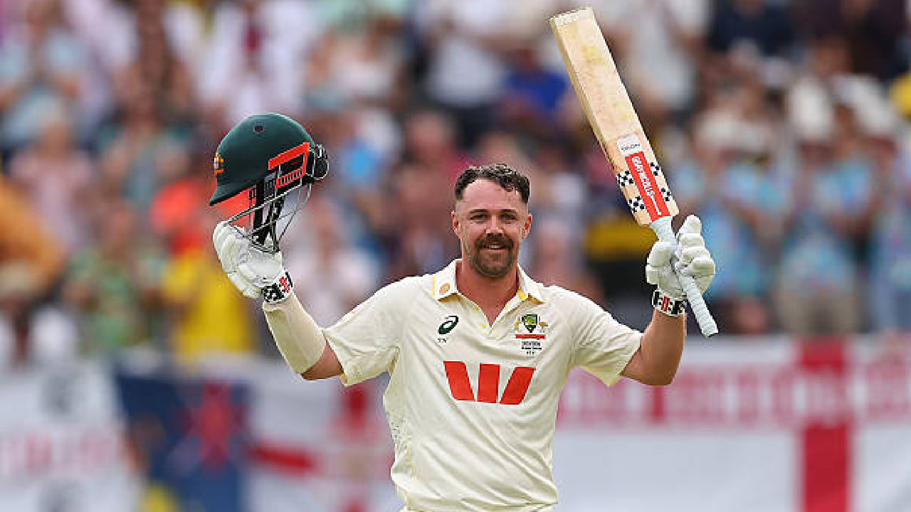 ಟೆಸ್ಟ್ ಕ್ರಿಕೆಟ್ನಲ್ಲೂ ಟ್ರಾವಿಸ್ ಹೆಡ್ (Travis Head) ಸಿಡಿಲಬ್ಬರ ಶುರುವಾಗಿದೆ. ಅದು ಕೂಡ ಆರಂಭಿಕನಾಗಿ. ಪರ್ತ್ನಲ್ಲಿ ನಡೆಯುತ್ತಿರುವ ಇಂಗ್ಲೆಂಡ್ ವಿರುದ್ಧದ ಆ್ಯಶಸ್ ಸರಣಿಯ ಮೊದಲ ಪಂದ್ಯದ ದ್ಬಿತೀಯ ಇನಿಂಗ್ಸ್ನಲ್ಲಿ ಆರಂಭಿಕನಾಗಿ ಕಣಕ್ಕಿಳಿದಿರುವ ಟ್ರಾವಿಸ್ ಹೆಡ್ ಸ್ಫೋಟಕ ಸೆಂಚುರಿ ಸಿಡಿಸಿದ್ದಾರೆ.