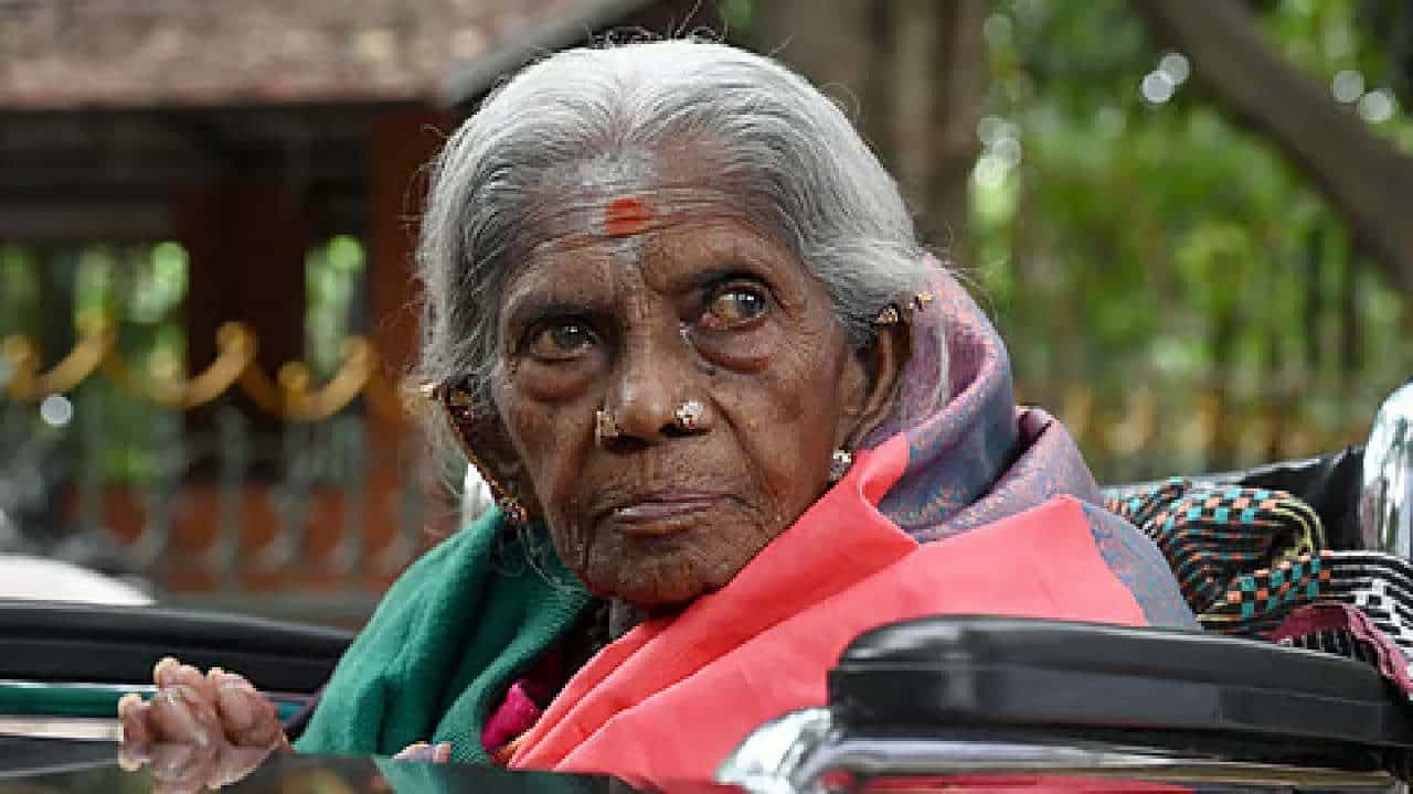 ಕೊನೆಗೂ ಸಾಲುಮರದ ತಿಮ್ಮಕ್ಕ ಅಂತ್ಯಕ್ರಿಯೆಗೆ ಸ್ಥಳ ಫಿಕ್ಸ್: ಶಾಲಾ-ಕಾಲೇಜು ರಜೆ ಗೊಂದಲಕ್ಕೆ ತೆರೆ ಕೊನೆಗೂ ಸಾಲುಮರದ ತಿಮ್ಮಕ್ಕ ಅಂತ್ಯಕ್ರಿಯೆಗೆ ಸ್ಥಳ ಫಿಕ್ಸ್: ಶಾಲಾ-ಕಾಲೇಜು ರಜೆ ಗೊಂದಲಕ್ಕೆ ತೆರೆ