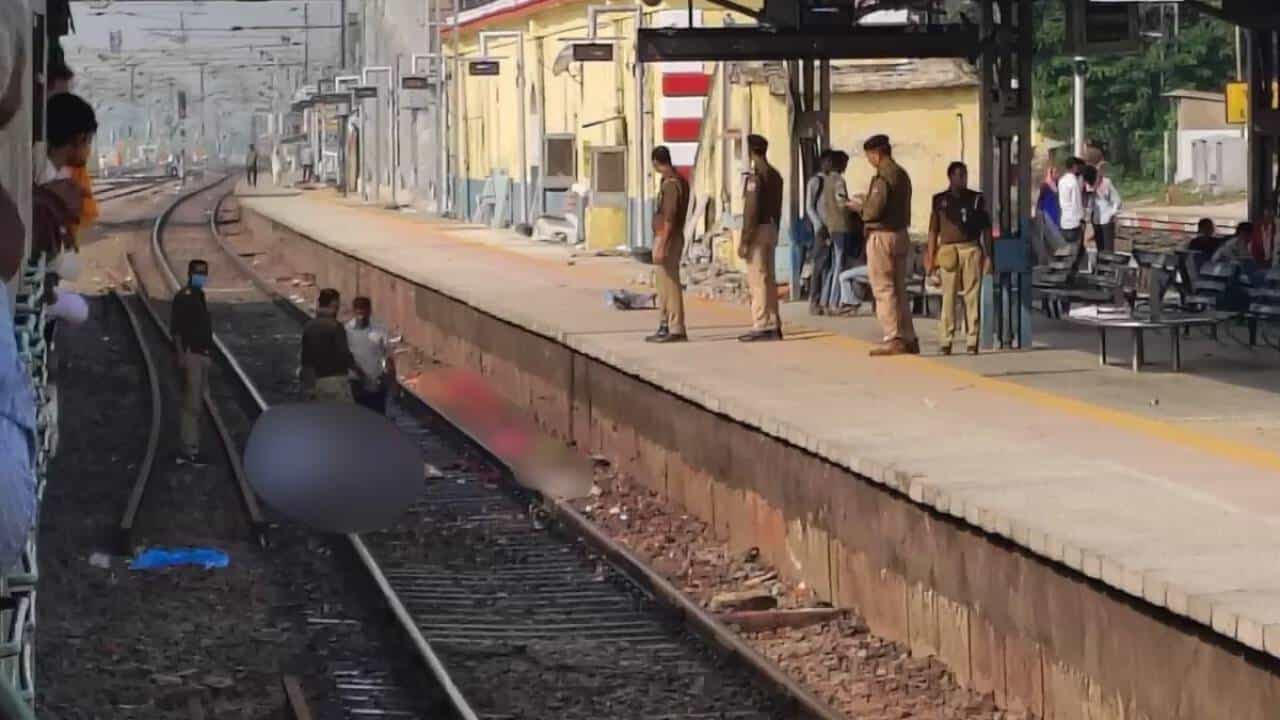 ಮಿರ್ಜಾಪುರದಲ್ಲಿ ರೈಲ್ವೆ ಹಳಿ ದಾಟುತ್ತಿದ್ದಾಗ ರೈಲು ಡಿಕ್ಕಿ, ನಾಲ್ವರು ಸಾವು ಮಿರ್ಜಾಪುರದಲ್ಲಿ ರೈಲ್ವೆ ಹಳಿ ದಾಟುತ್ತಿದ್ದಾಗ ರೈಲು ಡಿಕ್ಕಿ, ನಾಲ್ವರು ಸಾವು