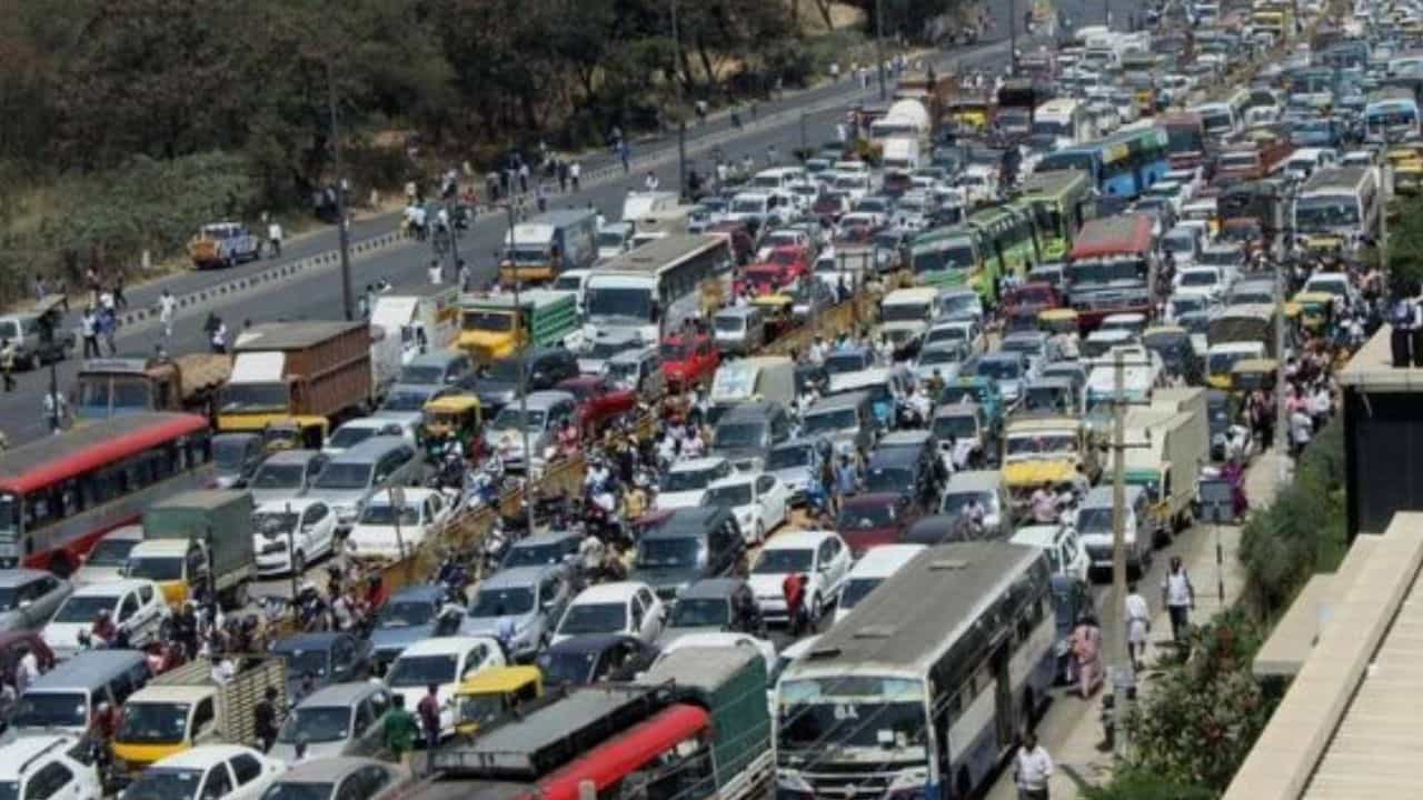 Viral: ಬೆಂಗಳೂರಿನ 18 ಕಿ.ಮೀ ಪ್ರಯಾಣವು ಮುಂಬೈನ 120 ಕಿ.ಮೀ ಪ್ರಯಾಣಕ್ಕೆ ಸಮ; ವಾಸ್ತವ ಸ್ಥಿತಿ ಬಿಚ್ಚಿಟ್ಟ ಬೆಂಗಳೂರಿಗ Viral: ಬೆಂಗಳೂರಿನ 18 ಕಿ.ಮೀ ಪ್ರಯಾಣವು ಮುಂಬೈನ 120 ಕಿ.ಮೀ ಪ್ರಯಾಣಕ್ಕೆ ಸಮ; ವಾಸ್ತವ ಸ್ಥಿತಿ ಬಿಚ್ಚಿಟ್ಟ ಬೆಂಗಳೂರಿಗ