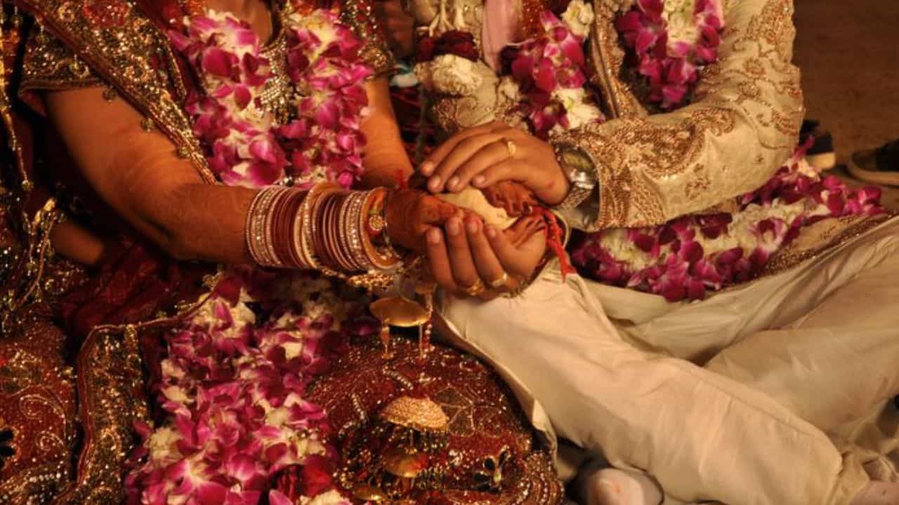Viral: ಒಂದಲ್ಲ ಎರಡಲ್ಲ ಹತ್ತು ವಿಚಿತ್ರ ಬೇಡಿಕೆಯಿಟ್ಟ ವರ; ಈ ಲಿಸ್ಟ್ ನೋಡಿ ಹೆಣ್ಮಕ್ಕಳು ಶಾಕ್ Viral: ಒಂದಲ್ಲ ಎರಡಲ್ಲ ಹತ್ತು ವಿಚಿತ್ರ ಬೇಡಿಕೆಯಿಟ್ಟ ವರ; ಈ ಲಿಸ್ಟ್ ನೋಡಿ ಹೆಣ್ಮಕ್ಕಳು ಶಾಕ್
