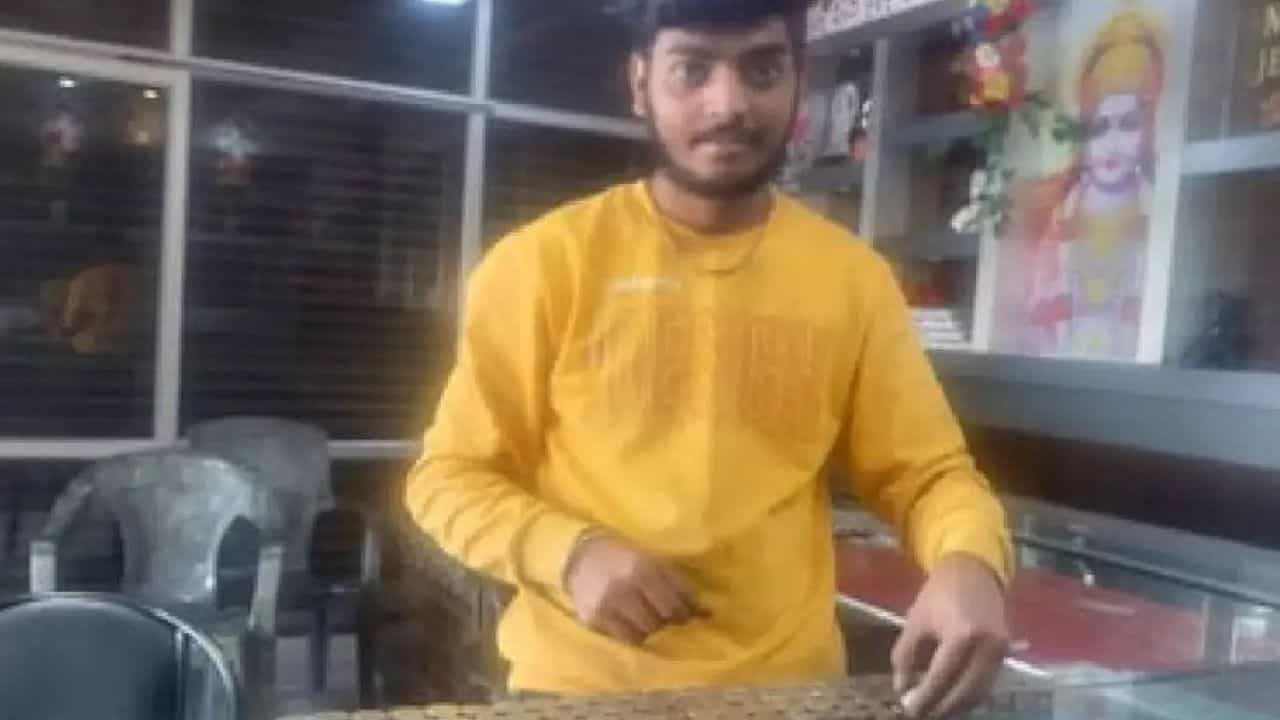Viral: ಸತತ ಒಂದು ವರ್ಷಗಳಿಂದ ಚಿಲ್ಲರೆ ಹಣ ಕೂಡಿಟ್ಟು ಹೆಂಡ್ತಿಗೆ ಗೋಲ್ಡ್ ಚೈನ್ ಗಿಫ್ಟ್ ನೀಡಿದ ವ್ಯಕ್ತಿ Viral: ಸತತ ಒಂದು ವರ್ಷಗಳಿಂದ ಚಿಲ್ಲರೆ ಹಣ ಕೂಡಿಟ್ಟು ಹೆಂಡ್ತಿಗೆ ಗೋಲ್ಡ್ ಚೈನ್ ಗಿಫ್ಟ್ ನೀಡಿದ ವ್ಯಕ್ತಿ