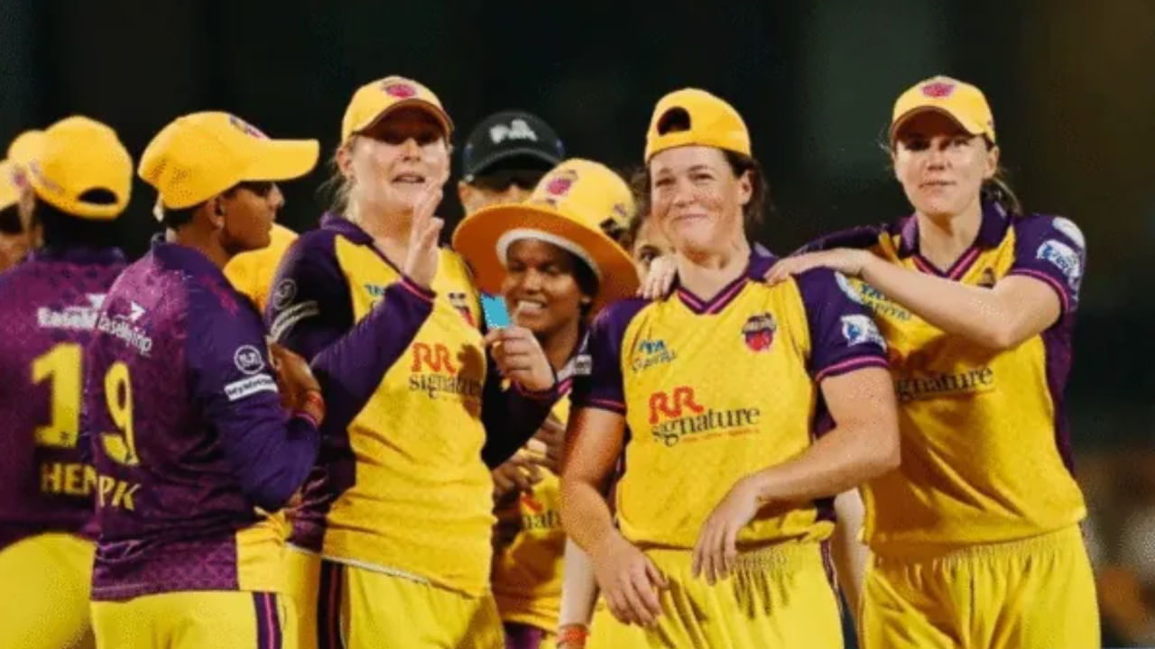 ಯುಪಿ ವಾರಿಯರ್ಸ್ ಫ್ರಾಂಚೈಸಿ ಕೇವಲ ಒಬ್ಬ ಆಟಗಾರ್ತಿಯನ್ನು ತಂಡದಲ್ಲಿ ಉಳಿಸಿಕೊಂಡಿದೆ. ಅಚ್ಚರಿಯ ಸಂಗತಿಯೆಂದರೆ ಅನ್ಕ್ಯಾಪ್ಡ್ ಆಟಗಾರ್ತಿಯಾದ ಶ್ವೇತಾ ಸೆಹ್ರಾವತ್ ಅವರನ್ನು ಉಳಿಸಿಕೊಂಡಿರುವ ವಾರಿಯರ್ಸ್, ಭಾರತದ ಇತ್ತೀಚಿನ ವಿಶ್ವಕಪ್ ಗೆಲುವಿನಲ್ಲಿ ಪ್ರಮುಖ ಪಾತ್ರ ವಹಿಸಿದ್ದ ದೀಪ್ತಿ ಶರ್ಮಾ ಅವರನ್ನು ತಂಡದಿಂದ ಬಿಡುಗಡೆ ಮಾಡಿದೆ.