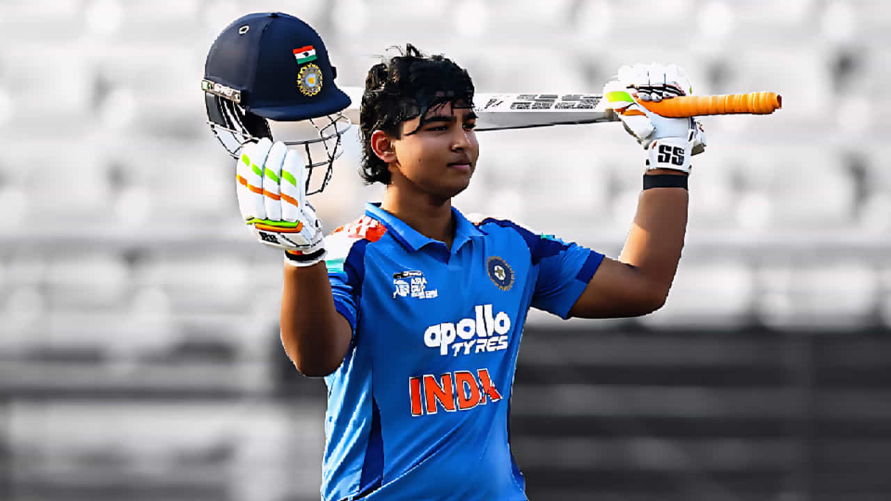 ರೈಸಿಂಗ್ ಸ್ಟಾರ್ಸ್ ಏಷ್ಯಾಕಪ್ ಟೂರ್ನಿಯ ಲೀಗ್ ಹಂತದ ಪಂದ್ಯಗಳು ಮುಗಿದಿವೆ. ಈ ಹಂತದಲ್ಲಿ ಅತ್ಯುತ್ತಮ ಪ್ರದರ್ಶನ ನೀಡಿದ ಬ್ಯಾಟರ್ 14 ವರ್ಷದ ವೈಭವ್ ಸೂರ್ಯವಂಶಿ (Vaibhav Suryavanshi). ಅಂದರೆ ಮೊದಲ ಸುತ್ತಿನಲ್ಲಿ ಒಟ್ಟು 89 ಬ್ಯಾಟರ್ಗಳು ಕಣಕ್ಕಿಳಿದಿದ್ದಾರೆ. ಇವರಲ್ಲಿ ಅದ್ಭುತ ಪ್ರದರ್ಶನ ನೀಡುವ ಮೂಲಕ ವೈಭವ್ 3 ವಿಭಾಗದಲ್ಲಿ ಅಗ್ರಸ್ಥಾನವನ್ನು ಕಾಯ್ದುಕೊಂಡಿದ್ದಾರೆ.