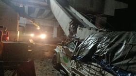 ಪಿಕ್​ಅಪ್ ವ್ಯಾನ್ ಮೇಲೆ ಬಿದ್ದ ನಿರ್ಮಾಣ ಹಂತದ ಮೇಲ್ಸೇತುವೆಯ ಗ್ರಿಡರ್