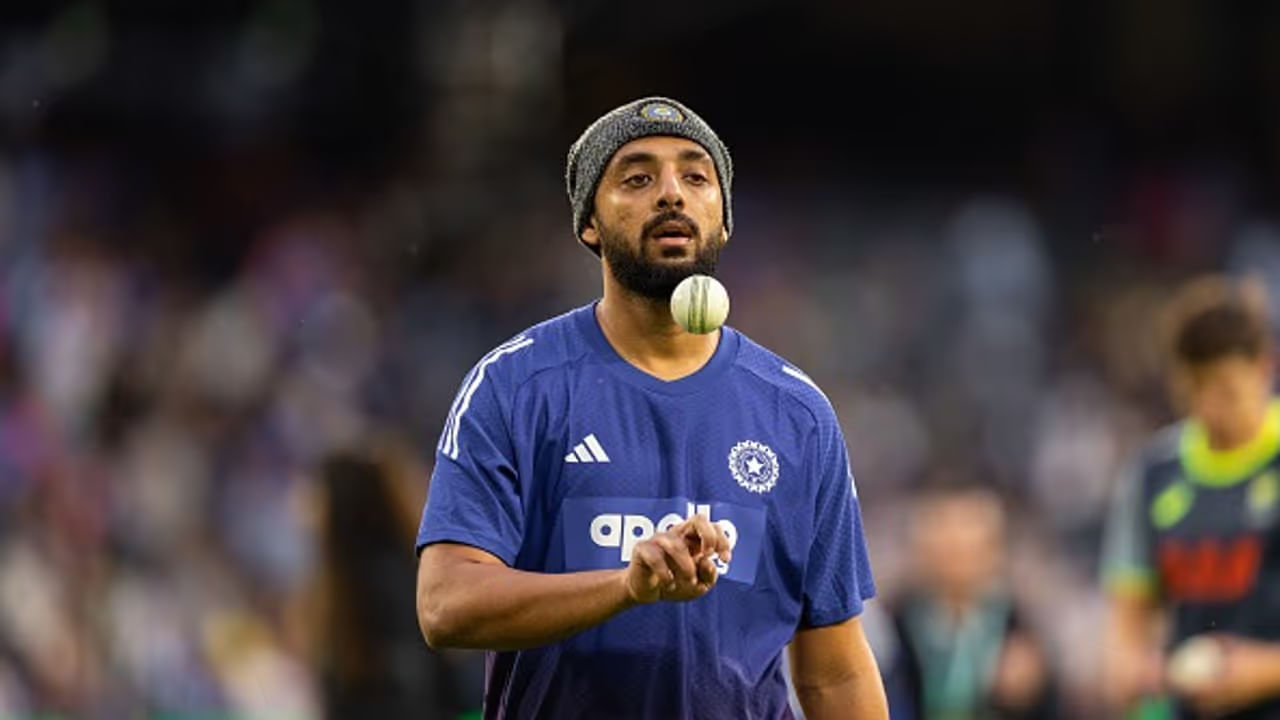 ವರುಣ್ ಚಕ್ರವರ್ತಿ ಪ್ರಸ್ತುತ ಟೀಂ ಇಂಡಿಯಾದ ಟಿ20 ತಂಡದ ಪ್ರಮುಖ ಸದಸ್ಯರಾಗಿದ್ದಾರೆ. ಭಾರತ ತಂಡದ ಪರ ಕೆಲವು ಏಕದಿನ ಪಂದ್ಯಗಳನ್ನು ಆಡಿರುವ ವರುಣ್, 2021 ರಲ್ಲಿ ಅಂತರರಾಷ್ಟ್ರೀಯ ಕ್ರಿಕೆಟ್‌ಗೆ ಪಾದಾರ್ಪಣೆ ಮಾಡಿದರು. ಆದಾಗ್ಯೂ ಅವರಿಗೆ ಹೆಚ್ಚಿನ ಅವಕಾಶಗಳು ಸಿಗಲಿಲ್ಲ. ಆದಾಗ್ಯೂ ಗೌತಮ್ ಗಂಭೀರ್ ಕೋಚ್ ಆದ ನಂತರ ವರುಣ್​ಗೆ ಭಾರತ ತಂಡದಲ್ಲಿ ನಿರಂತರವಾಗಿ ಅವಕಾಶ ಸಿಗುತ್ತಿದೆ.
