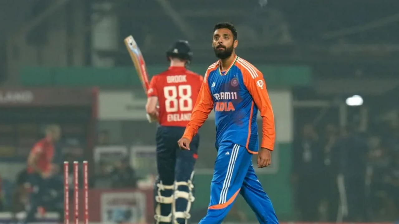 ಇಲ್ಲಿಯವರೆಗೆ, ವರುಣ್ ಚಕ್ರವರ್ತಿ ನಾಲ್ಕು ಏಕದಿನ ಪಂದ್ಯಗಳು ಮತ್ತು 29 ಟಿ20 ಅಂತರರಾಷ್ಟ್ರೀಯ ಪಂದ್ಯಗಳಲ್ಲಿ ಆಡಿದ್ದಾರೆ. ನಾಲ್ಕು ಏಕದಿನ ಇನ್ನಿಂಗ್ಸ್‌ಗಳಲ್ಲಿ 10 ವಿಕೆಟ್‌ಗಳನ್ನು ಪಡೆದಿರುವ ವರುಣ್, 27 ಟಿ20 ಅಂತರರಾಷ್ಟ್ರೀಯ ಇನ್ನಿಂಗ್ಸ್‌ಗಳಲ್ಲಿ 15.68 ರ ಸರಾಸರಿಯಲ್ಲಿ 45 ವಿಕೆಟ್‌ಗಳನ್ನು ಪಡೆದಿದ್ದಾರೆ. ಇದರಲ್ಲಿ 17 ರನ್​ಗಳಿಗೆ 5 ವಿಕೆಟ್ ಪಡೆದಿರುವುದು ಅವರ ಅತ್ಯುತ್ತಮ ಪ್ರದರ್ಶನವಾಗಿದೆ.