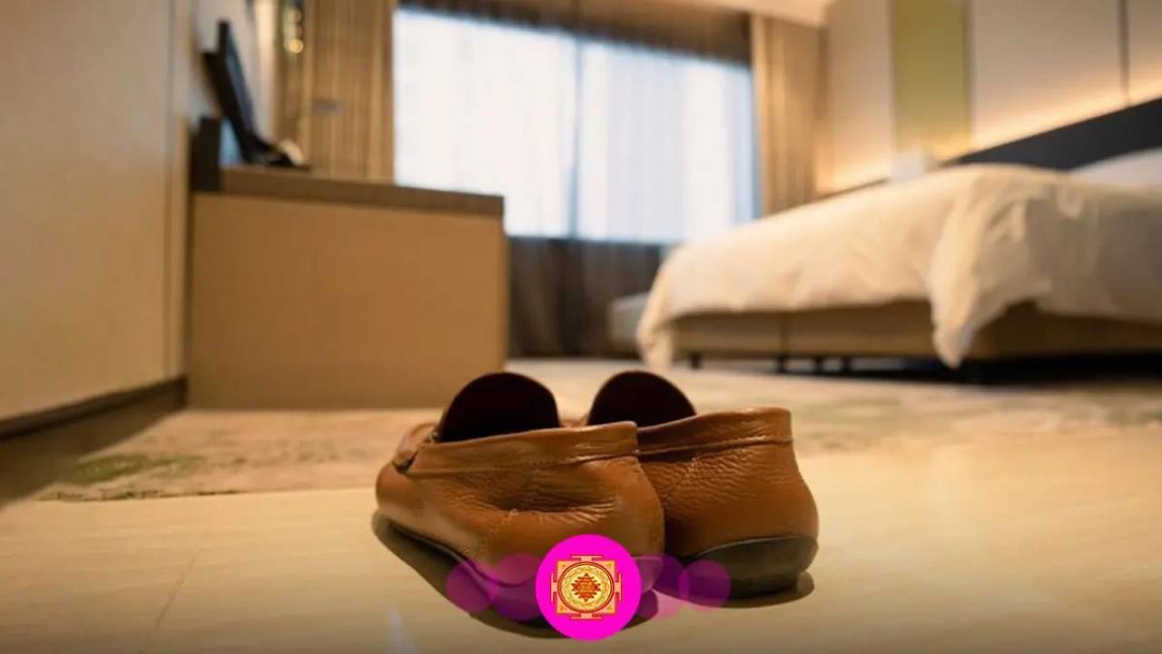 Vasthu Tips: ಮನೆಯೊಳಗೆ ಚಪ್ಪಲಿ ಹಾಕಿಕೊಂಡು ಓಡಾಡುವ ಅಭ್ಯಾಸ ನಿಮಗಿದ್ಯಾ? ವಾಸ್ತು ಸಲಹೆ ಇಲ್ಲಿದೆ
