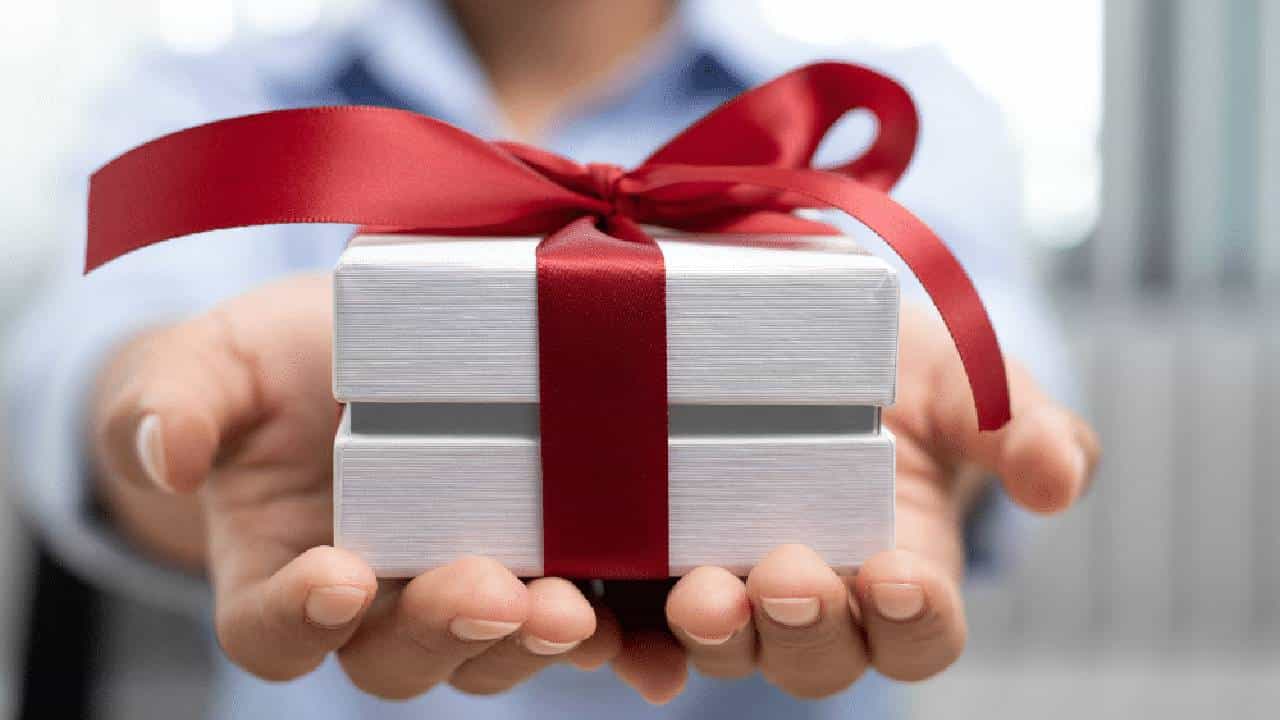 Vastu Gift Guide: ವಾಸ್ತು ಪ್ರಕಾರ ಯಾವ ವಸ್ತು ಉಡುಗೊರೆಯಾಗಿ ನೀಡುವುದು ಒಳ್ಳೆಯದು? Vastu Gift Guide: ವಾಸ್ತು ಪ್ರಕಾರ ಯಾವ ವಸ್ತು ಉಡುಗೊರೆಯಾಗಿ ನೀಡುವುದು ಒಳ್ಳೆಯದು?