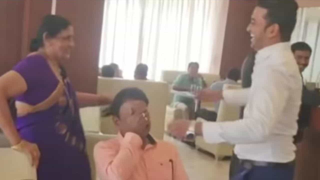 Video: ಎಂಟು ವರ್ಷಗಳ ಬಳಿಕ ಹೆತ್ತವರನ್ನು ಭೇಟಿಯಾದ ಮಗ, ಕಣ್ಣೀರು ಹಾಕಿದ ಅಪ್ಪ ಅಮ್ಮ Video: ಎಂಟು ವರ್ಷಗಳ ಬಳಿಕ ಹೆತ್ತವರನ್ನು ಭೇಟಿಯಾದ ಮಗ, ಕಣ್ಣೀರು ಹಾಕಿದ ಅಪ್ಪ ಅಮ್ಮ