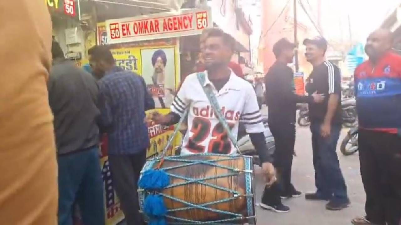 ಒಂದು ಕೋಟಿ ಲಾಟರಿ ಗೆದ್ದವನನ್ನ ಡೋಲು ಬಾರಿಸಿ ಹುಡುಕುತ್ತಿದ್ದಾರೆ ಇಲ್ಲಿ