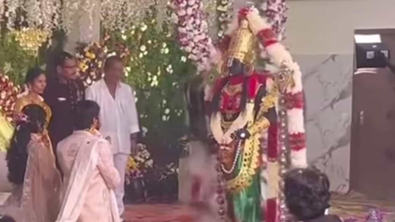 Video: ನವಜೋಡಿಗೆ ಆಶೀರ್ವಾದ ಮಾಡಲು ಮದ್ವೆ ಮಂಟಪಕ್ಕೆ ಬಂದ ತಿರುಪತಿ ತಿಮ್ಮಪ್ಪ Video: ನವಜೋಡಿಗೆ ಆಶೀರ್ವಾದ ಮಾಡಲು ಮದ್ವೆ ಮಂಟಪಕ್ಕೆ ಬಂದ ತಿರುಪತಿ ತಿಮ್ಮಪ್ಪ