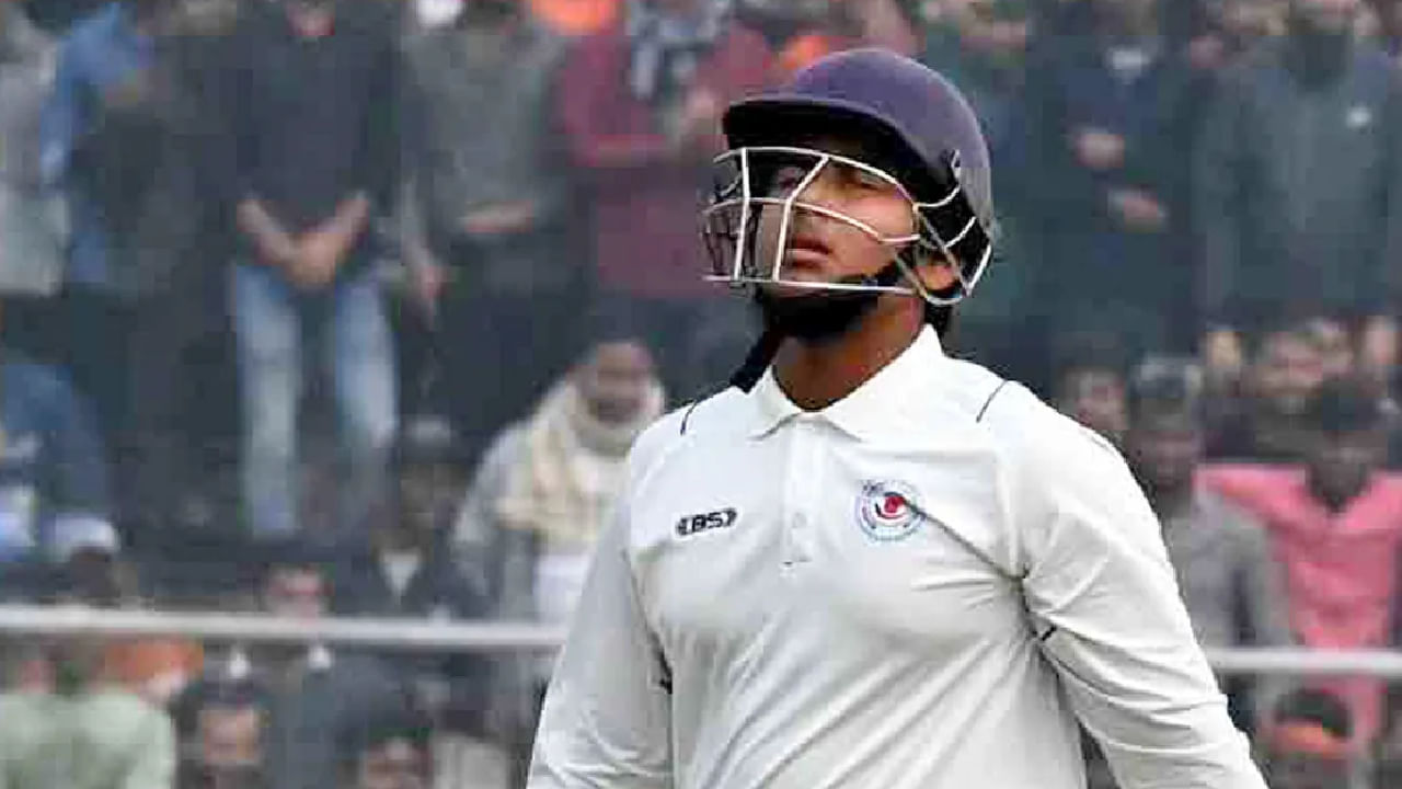 ಆದರೆ ಶತಕಕ್ಕೆ ಇನ್ನೇನು 7 ರನ್​​​ಗಳು ಬೇಕಿದ್ದ ವೇಳೆ ಎಲ್​​ಬಿಡಬ್ಲ್ಯೂ ಆಗುವ ಮೂಲಕ ವಿಕೆಟ್ ಒಪ್ಪಿಸಿದರು. ಇದರೊಂದಿಗೆ ರಣಜಿ ಟೂರ್ನಿಯಲ್ಲಿ ಶತಕ ಸಿಡಿಸಿದ ಅತ್ಯಂತ ಕಿರಿಯ ಬ್ಯಾಟರ್ ಎಂಬ ದಾಖಲೆ ಬರೆಯುವ ಅವಕಾಶವನ್ನು ವೈಭವ್ ಸೂರ್ಯವಂಶಿ ಕೈಚೆಲ್ಲಿಕೊಂಡರು.