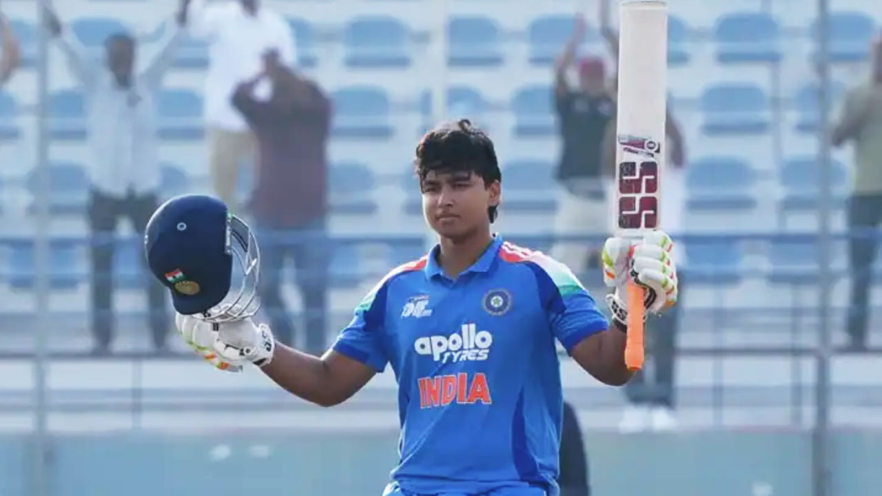 ಇದಲ್ಲದೆ ಟಿ20 ಕ್ರಿಕೆಟ್ ಇತಿಹಾಸದಲ್ಲೇ ಅತೀ ವೇಗದ ಸೆಂಚುರಿ ಸಿಡಿಸಿದ ವಿಶ್ವದ 6ನೇ ಬ್ಯಾಟರ್ ಎನಿಸಿಕೊಂಡಿದ್ದಾರೆ. ಹಾಗೆಯೇ ಅಭಿಷೇಕ್ ಶರ್ಮಾ (28), ಉರ್ವಿಲ್ ಪಟೇಲ್ (28) ಹಾಗೂ ರಿಷಭ್ ಪಂತ್ (32) ಬಳಿಕ ಟಿ20 ಪಂದ್ಯದಲ್ಲಿ ಅತೀ ಕಡಿಮೆ ಎಸೆತಗಳಲ್ಲಿ ಶತಕ ಬಾರಿಸಿದ ಭಾರತದ ನಾಲ್ಕನೇ ಬ್ಯಾಟರ್ ಎಂಬ ಹೆಗ್ಗಳಿಕೆಗೂ ಪಾತ್ರರಾಗಿದ್ದಾರೆ.