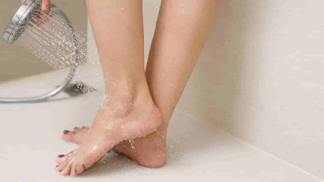 Washing Feet: ರಾತ್ರಿ ಮಲಗುವ ಮುನ್ನ ಪಾದ ತೊಳೆಯುವ ರೂಢಿ ಮಾಡಿ; ವಾಸ್ತು ಸಲಹೆ ಇಲ್ಲಿದೆ