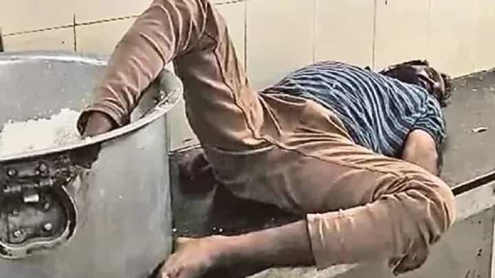 Video: ಹಾಸ್ಟೆಲ್ನಲ್ಲಿ ಅನ್ನದ ಪಾತ್ರೆಯೊಳಗೆ ಕಾಲಿಟ್ಟು ಮಲಗಿದ ಕಾವಲುಗಾರ Video: ಹಾಸ್ಟೆಲ್ನಲ್ಲಿ ಅನ್ನದ ಪಾತ್ರೆಯೊಳಗೆ ಕಾಲಿಟ್ಟು ಮಲಗಿದ ಕಾವಲುಗಾರ