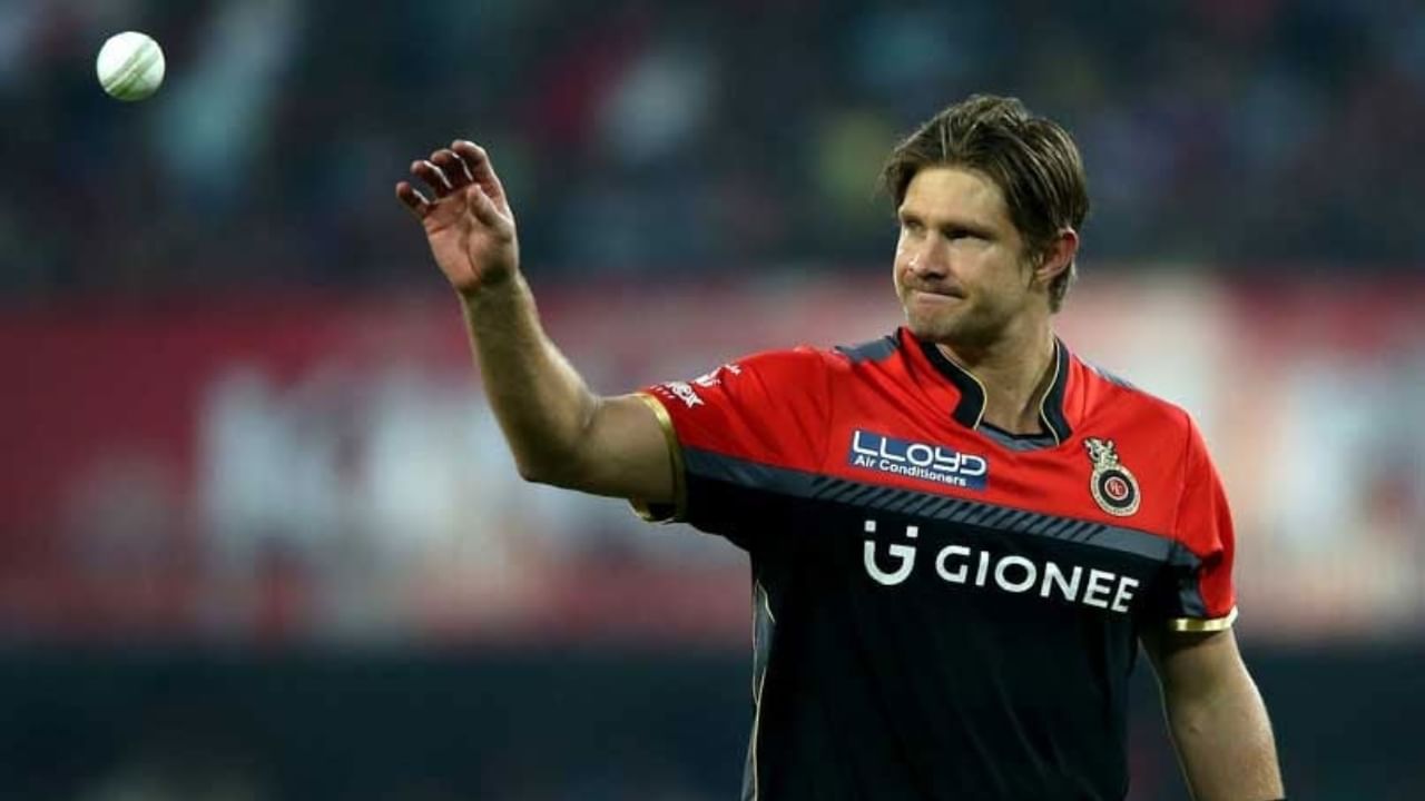 2018 ರಲ್ಲಿ ಚೆನ್ನೈ ಸೂಪರ್ ಕಿಂಗ್ಸ್ ತಂಡವನ್ನು ಸೇರುವ ಮೊದಲು ಶೇನ್ ವಾಟ್ಸನ್ 2016 ಮತ್ತು 2017 ರಲ್ಲಿ ರಾಯಲ್ ಚಾಲೆಂಜರ್ಸ್ ಬೆಂಗಳೂರು ಪರ ಆಡಿದ್ದರು. ತಮ್ಮ ಚೊಚ್ಚಲ ಸೀಸನ್​ನಲ್ಲಿ 555 ರನ್ ಬಾರಿಸುವ ಮೂಲಕ ತಂಡವು ಪ್ರಶಸ್ತಿಯನ್ನು ಗೆಲ್ಲುವಲ್ಲಿ ವಾಟ್ಸನ್ ಪ್ರಮುಖ ಪಾತ್ರವಹಿಸಿದ್ದರು. ಒಟ್ಟಾರೆಯಾಗಿ, ವ್ಯಾಟ್ಸನ್ 145 ಐಪಿಎಲ್ ಪಂದ್ಯಗಳನ್ನು ಆಡಿದ್ದು, 3,874 ರನ್ ಮತ್ತು 92 ವಿಕೆಟ್‌ಗಳನ್ನು ಪಡೆದಿದ್ದಾರೆ.
