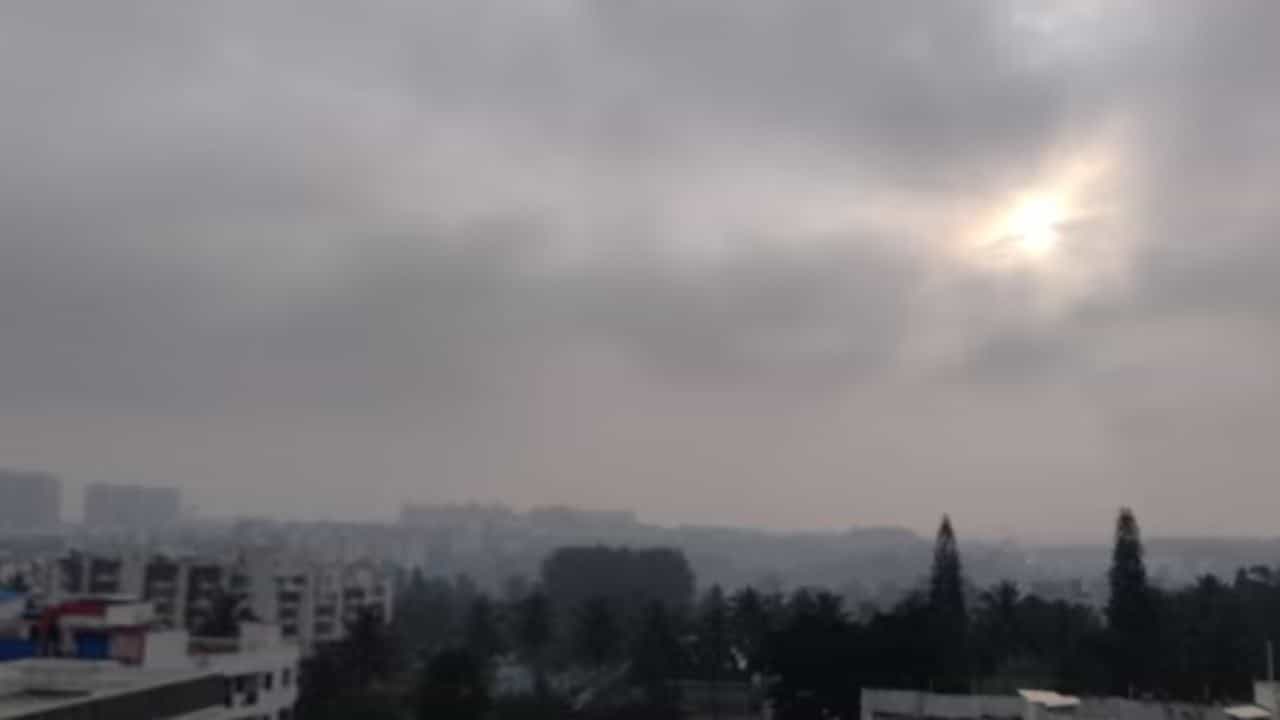 Karnataka Weather Today: ರಾಜ್ಯದಲ್ಲಿ ಮಳೆರಾಯನಿಗೆ ಬಿಡುವು; ಎಲ್ಲೆಡೆ ಒಣ ಹವೆಯ ಸೂಚನೆ Karnataka Weather Today: ರಾಜ್ಯದಲ್ಲಿ ಮಳೆರಾಯನಿಗೆ ಬಿಡುವು; ಎಲ್ಲೆಡೆ ಒಣ ಹವೆಯ ಸೂಚನೆ