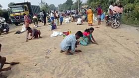 ತುಮಕೂರಿನಲ್ಲಿ ಗೋಧಿ ಲಾರಿ ಪಲ್ಟಿ; ಬಿದ್ದ ಗೋಧಿ ಬಾಚಲು ಮುಗಿಬಿದ್ದ ಜನ