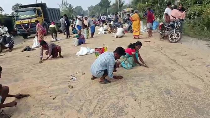 ತುಮಕೂರಿನಲ್ಲಿ ಗೋಧಿ ಲಾರಿ ಪಲ್ಟಿ; ಬಿದ್ದ ಗೋಧಿ ಬಾಚಲು ಮುಗಿಬಿದ್ದ ಜನ