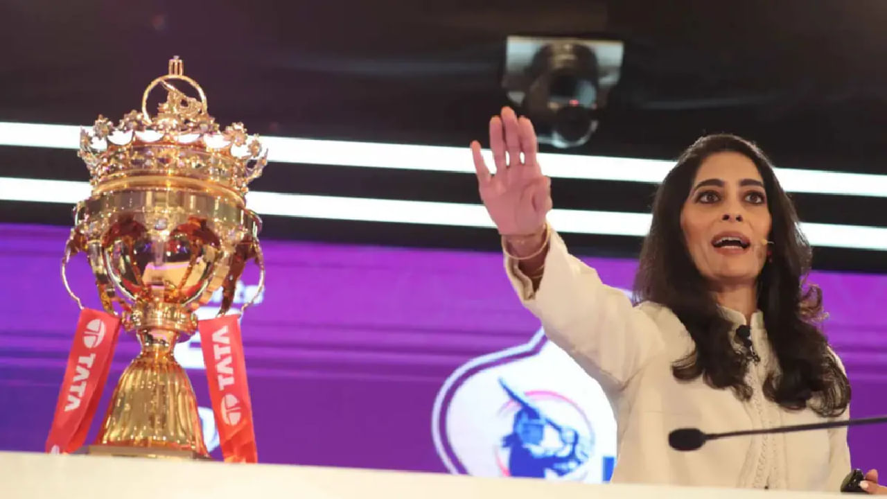 ವುಮೆನ್ಸ್ ಪ್ರೀಮಿಯರ್ ಲೀಗ್ ಮೆಗಾ ಹರಾಜಿನಲ್ಲಿ ಕೇವಲ 73 ಆಟಗಾರ್ತಿಯರಿಗೆ ಮಾತ್ರ ಅವಕಾಶ ದೊರೆಯಲಿದೆ. ಏಕೆಂದರೆ ಎಲ್ಲಾ ಫ್ರಾಂಚೈಸಿಗಳು ತಮ್ಮ ಸ್ಟಾರ್ ಆಟಗಾರ್ತಿಯರನ್ನು ತಂಡದಲ್ಲೇ ಉಳಿಸಿಕೊಂಡಿದ್ದು, ಇದೀಗ  73 ಸ್ಲಾಟ್​ಗಳು ಮಾತ್ರ ಖಾಲಿಯಿದೆ. ಈ ಸ್ಥಾನಗಳಿಗಾಗಿ ನವೆಂಬರ್ 27 ರಂದು ಹರಾಜು ನಡೆಯಲಿದೆ.