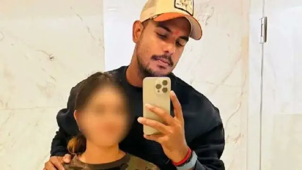 ಇದರ ಜೊತೆಗೆ 17 ವರ್ಷದ ಅಪ್ರಾಪ್ತ ಬಾಲಕಿಯ ಮೇಲೆ ಅತ್ಯಾಚಾರ ಎಸೆಗಿದ ಆರೋಪ ಕೂಡ ಯಶ್ ದಯಾಳ್ ವಿರುದ್ಧ ಕೇಳಿ ಬಂದಿದೆ. ಹೀಗಾಗಿಯೇ ಯಶ್ ದಯಾಳ್ ಅವರನ್ನು ಉತ್ತರ ಪ್ರದೇಶ ಕ್ರಿಕೆಟ್ ಅಸೋಸಿಯೇಷನ್ (ಯುಪಿಸಿಎ) ಯುಪಿ ಟಿ20 ಲೀಗ್​ನಿಂದ ಹೊರಗಿಟ್ಟಿದ್ದರು. ಅಷ್ಟೇ ಅಲ್ಲದೆ ಪ್ರಸ್ತುತ ನಡೆಯುತ್ತಿರುವ ರಣಜಿ ಟೂರ್ನಿಯಲ್ಲೂ ಅವರಿಗೆ ಅವಕಾಶ ನೀಡಿರಲಿಲ್ಲ.