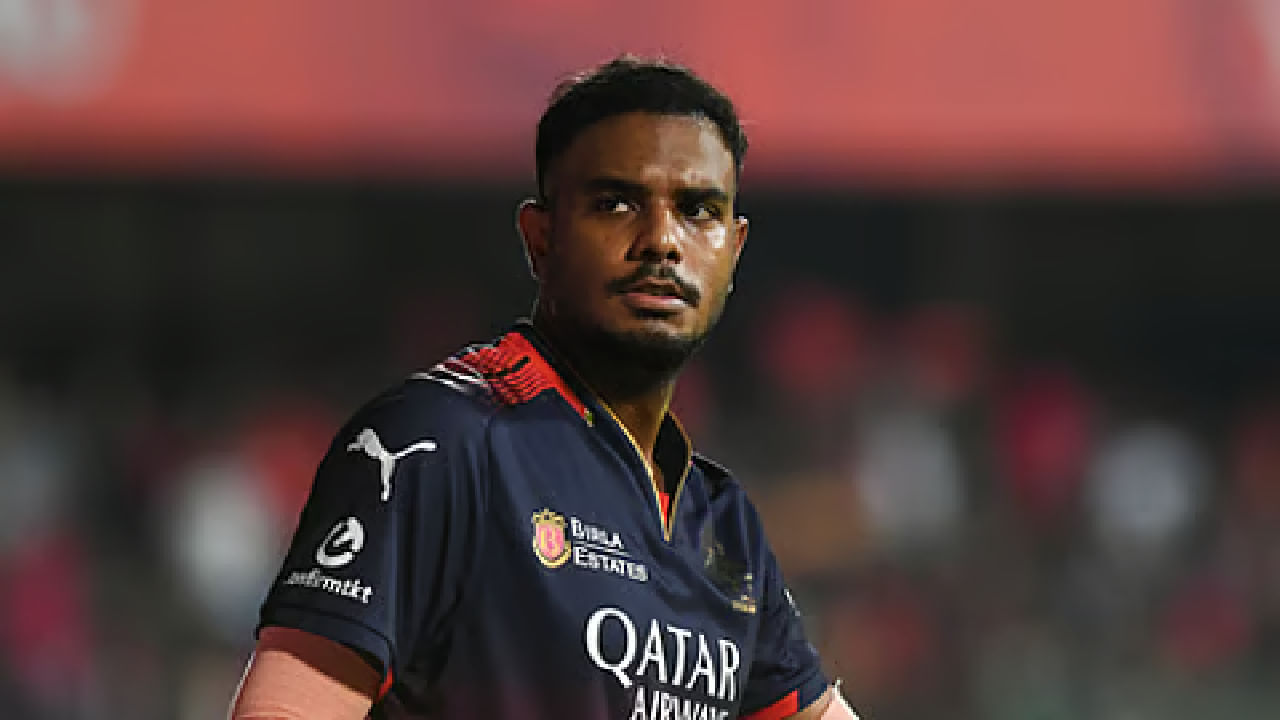 ಆದರೆ ಒಂದು ಪ್ರದೇಶ ಅಥವಾ ಒಂದು ರಾಜ್ಯದ ಜನರನ್ನು ಪ್ರತಿನಿಧಿಸುತ್ತಿರುವ ರಾಯಲ್ ಚಾಲೆಂಜರ್ಸ್ ಬೆಂಗಳೂರು ಫ್ರಾಂಚೈಸಿ ಮಾತ್ರ ಯಶ್ ದಯಾಳ್ ಅವರನ್ನು ತಂಡದಲ್ಲೇ ಉಳಿಸಿಕೊಂಡಿದೆ. ಇದರ ಬೆನ್ನಲ್ಲೇ ಆರ್​ಸಿಬಿ ಫ್ರಾಂಚೈಸಿಗೆ ಸಾಮಾಜಿಕ ಬದ್ಧತೆಯೇ ಇಲ್ವಾ? ಎಂಬ ಪ್ರಶ್ನೆಯೊಂದು ಹುಟ್ಟಿಕೊಂಡಿದೆ.