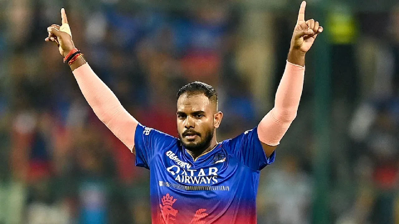 ಯಶ್ ದಯಾಳ್ ಅವರು ಮದುವೆಯ ಆಮಿಷವೊಡ್ಡಿ ನನ್ನನ್ನು ಲೈಂಗಿಕವಾಗಿ ಬಳಸಿಕೊಂಡಿದ್ದಾರೆ. ಅಲ್ಲದೆ ಮಾನಸಿಕ ಮತ್ತು ದೈಹಿಕ ಕಿರುಕುಳ ನೀಡಿದ್ದಾರೆ ಎಂದು ಇತ್ತೀಚೆಗಷ್ಟೇ ಯುವತಿಯೊಬ್ಬಳು ಸೋಷಿಯಲ್ ಮೀಡಿಯಾದಲ್ಲಿ ಆರೋಪಿಸಿದ್ದರು. ಅಷ್ಟೇ ಅಲ್ಲದೆ ಈ ಸಂಬಂಧ ಉತ್ತರ ಪ್ರದೇಶ ಮುಖ್ಯಮಂತ್ರಿ ಯೋಗಿ ಆದಿತ್ಯನಾಥ್ ಅವರಿಗೂ ಪತ್ರ ಬರೆದಿರುವುದಾಗಿ ತಿಳಿಸಿದ್ದರು.