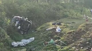 ಮಂಡ್ಯ: ಡಿವೈಡರ್‌ಗೆ ಡಿಕ್ಕಿಯಾಗಿ ಪಲ್ಟಿ ಹೊಡೆದ ಕಾರು; ಮೂವರು ದುರ್ಮರಣ