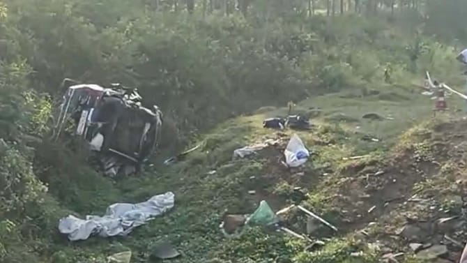 ಮಂಡ್ಯ: ಡಿವೈಡರ್‌ಗೆ ಡಿಕ್ಕಿಯಾಗಿ ಪಲ್ಟಿ ಹೊಡೆದ ಕಾರು; ಮೂವರು ದುರ್ಮರಣ