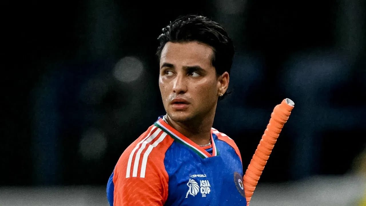 ಗೂಗಲ್ 2025 ರ ಅತ್ಯಂತ ಟ್ರೆಂಡಿಂಗ್ ಆಟಗಾರರ ಪಟ್ಟಿಯನ್ನು ಪ್ರಕಟಿಸಿದೆ. ಅಂದರೆ ಯಾವ ದೇಶದಲ್ಲಿ ಯಾವ ಆಟಗಾರನನ್ನು ಗೂಗಲ್​ನಲ್ಲಿ ಹೆಚ್ಚು ಸರ್ಚ್ ಮಾಡಿದ್ದಾರೆ ಎಂಬ ಪಟ್ಟಿಯನ್ನು ಬಿಡುಗಡೆ ಮಾಡಿದ್ದಾರೆ. ಹೀಗೆ ಬಿಡುಗಡೆ ಮಾಡಿದ ಪಾಕಿಸ್ತಾನದ ಗೂಗಲ್ ಟ್ರೆಂಡಿಂಗ್ ಪಟ್ಟಿಯಲ್ಲಿ ಅಗ್ರಸ್ಥಾನದಲ್ಲಿ ಕಾಣಿಸಿಕೊಂಡಿರುವುದು ಟೀಮ್ ಇಂಡಿಯಾ ಆಟಗಾರ ಅಭಿಷೇಕ್ ಶರ್ಮಾ ಎಂಬುದು ವಿಶೇಷ.