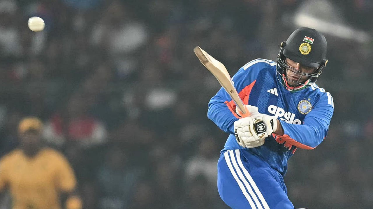 ಹಾಗೆಯೇ ಒಂದೇ ವರ್ಷದೊಳಗೆ ಟಿ20 ಅಂತಾರಾಷ್ಟ್ರೀಯ ಕ್ರಿಕೆಟ್ನಲ್ಲಿ 50 ಕ್ಕಿಂತ ಹೆಚ್ಚು ಸಿಕ್ಸ್ ಸಿಡಿಸಿದ ಭಾರತದ 2ನೇ ಬ್ಯಾಟರ್ ಎಂಬ ಹೆಗ್ಗಳಿಕೆಗೂ ಪಾತ್ರರಾಗಿದ್ದಾರೆ. ಇದಕ್ಕೂ ಮುನ್ನ 2022 ರಲ್ಲಿ ಸೂರ್ಯಕುಮಾರ್ ಯಾದವ್ 68 ಸಿಕ್ಸ್ ಬಾರಿಸಿದ್ದರು. ಇದೀಗ ಸಿಡಿಲಬ್ಬರದ ಬ್ಯಾಟಿಂಗ್ ಪ್ರದರ್ಶಿಸುವ ಮೂಲಕ ಅಭಿಷೇಕ್ ಶರ್ಮಾ ಒಟ್ಟು 53 ಸಿಕ್ಸ್ ಸಿಡಿಸಿದ್ದಾರೆ.