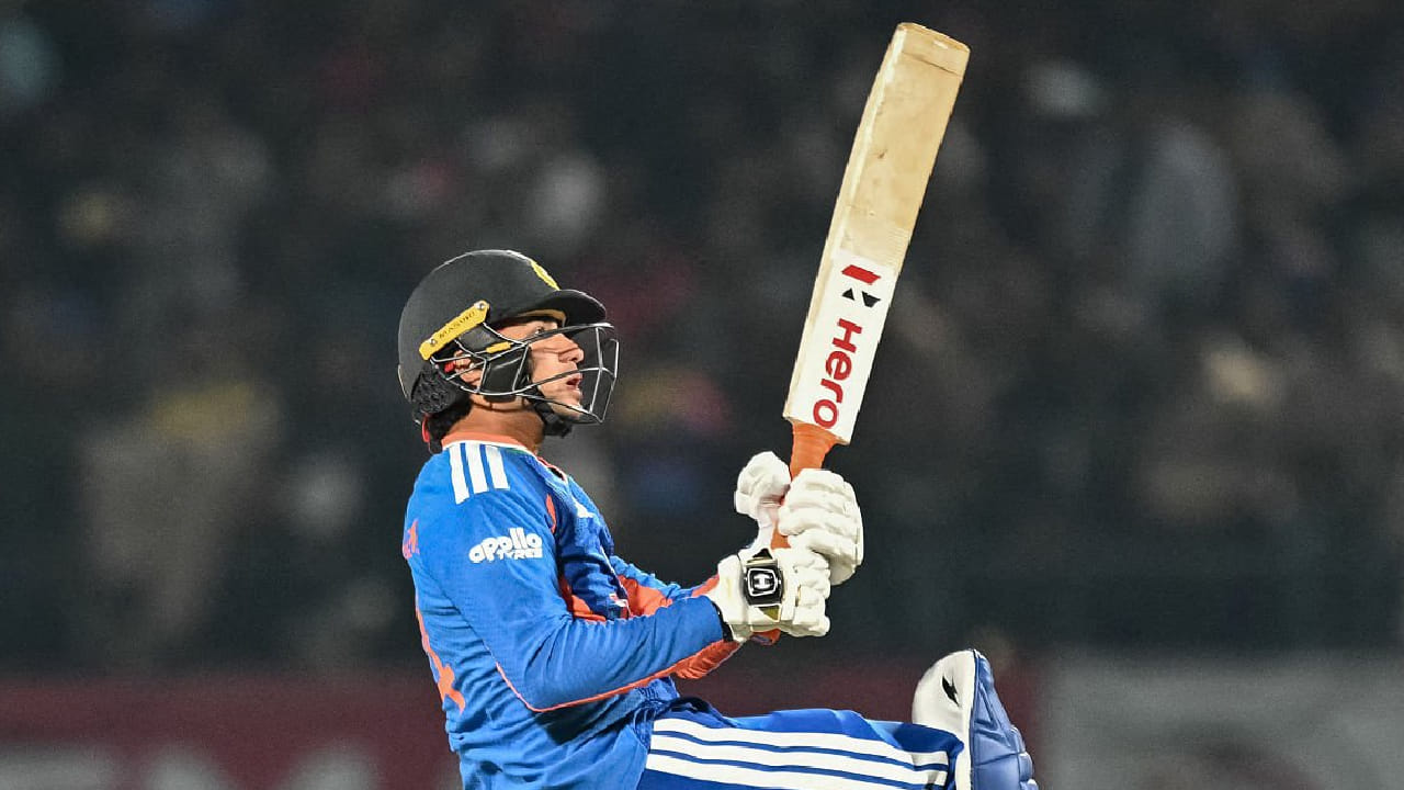 ಈ ವರ್ಷ 20 ಟಿ20 ಪಂದ್ಯಗಳನ್ನಾಡಿರುವ 25 ವರ್ಷದ ಅಭಿಷೇಕ್ ಶರ್ಮಾ ಒಟ್ಟು 53 ಸಿಕ್ಸ್ ಸಿಡಿಸಿದ್ದಾರೆ. ಈ ಮೂಲಕ ಒಂದು ಕ್ಯಾಲೆಂಡರ್ ವರ್ಷದೊಳಗೆ ಸಿಕ್ಸರ್ಗಳ ಅರ್ಧಶತಕ ಪೂರೈಸಿದ ವಿಶ್ವದ ಅತ್ಯಂತ ಕಿರಿಯ ಬ್ಯಾಟರ್ ಎಂಬ ವಿಶ್ವ ದಾಖಲೆಯನ್ನು ಅಭಿಷೇಕ್ ಶರ್ಮಾ ತಮ್ಮದಾಗಿಸಿಕೊಂಡಿದ್ದಾರೆ.