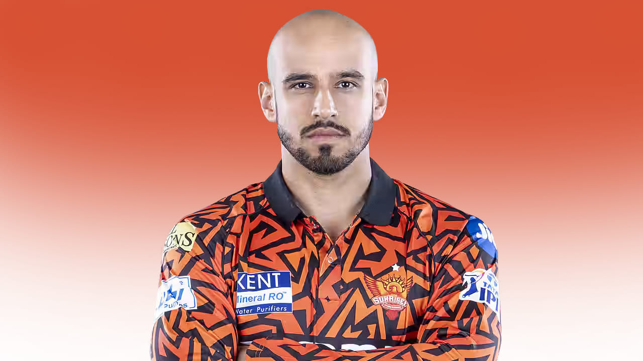 ಅಭಿನವ್ ಮನೋಹರ್: ಕರ್ನಾಟಕ ಟಿ20 ತಂಡದ ಸ್ಫೋಟಕ ದಾಂಡಿಗ ಅಭಿನವ್ ಮನೋಹರ್ ಅವರ ಖರೀದಿಗೂ ಯಾವುದೇ ಫ್ರಾಂಚೈಸಿ ಮುಮದಾಗಿಲ್ಲ. ಕಳೆದ ಸೀಸನ್​ನಲ್ಲಿ ಎಸ್​ಆರ್​ಹೆಚ್ ಪರ ಬ್ಯಾಟ್ ಬೀಸಿದ್ದ ಅಭಿನವ್ ಅವರು ಈ ಬಾರಿ 30 ಲಕ್ಷ ರೂ. ಮೂಲ ಬೆಲೆ ಘೋಷಿಸಿದರೂ ಬಿಕರಿಯಾಗದೇ ಉಳಿದರು.