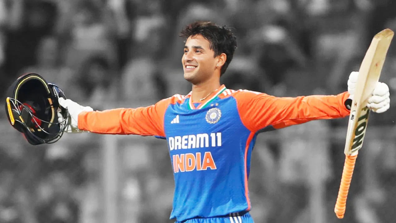 ಅಭಿಷೇಕ್ ಶರ್ಮಾ (Abhishek Sharma) ಟಿ20 ಕ್ರಿಕೆಟ್ನಲ್ಲಿ ಹೊಸ ವಿಶ್ವ ದಾಖಲೆ ನಿರ್ಮಿಸಿದ್ದಾರೆ. ಅದು ಕೂಡ ಅತ್ಯುತ್ತಮ ಸ್ಟ್ರೈಕ್ ರೇಟ್ನೊಂದಿಗೆ. ಈ ಸ್ಟ್ರೈಕ್ ರೇಟ್ನೊಂದಿಗೆ ಅಭಿ ಸ್ಫೋಟಕ ದಾಂಡಿಗ ಆ್ಯಂಡ್ರೆ ರಸೆಲ್ ಅವರ ವರ್ಲ್ಡ್ ರೆಕಾರ್ಡ್ ಅನ್ನೇ ಅಳಿಸಿ ಹಾಕಿದ್ದಾರೆ.