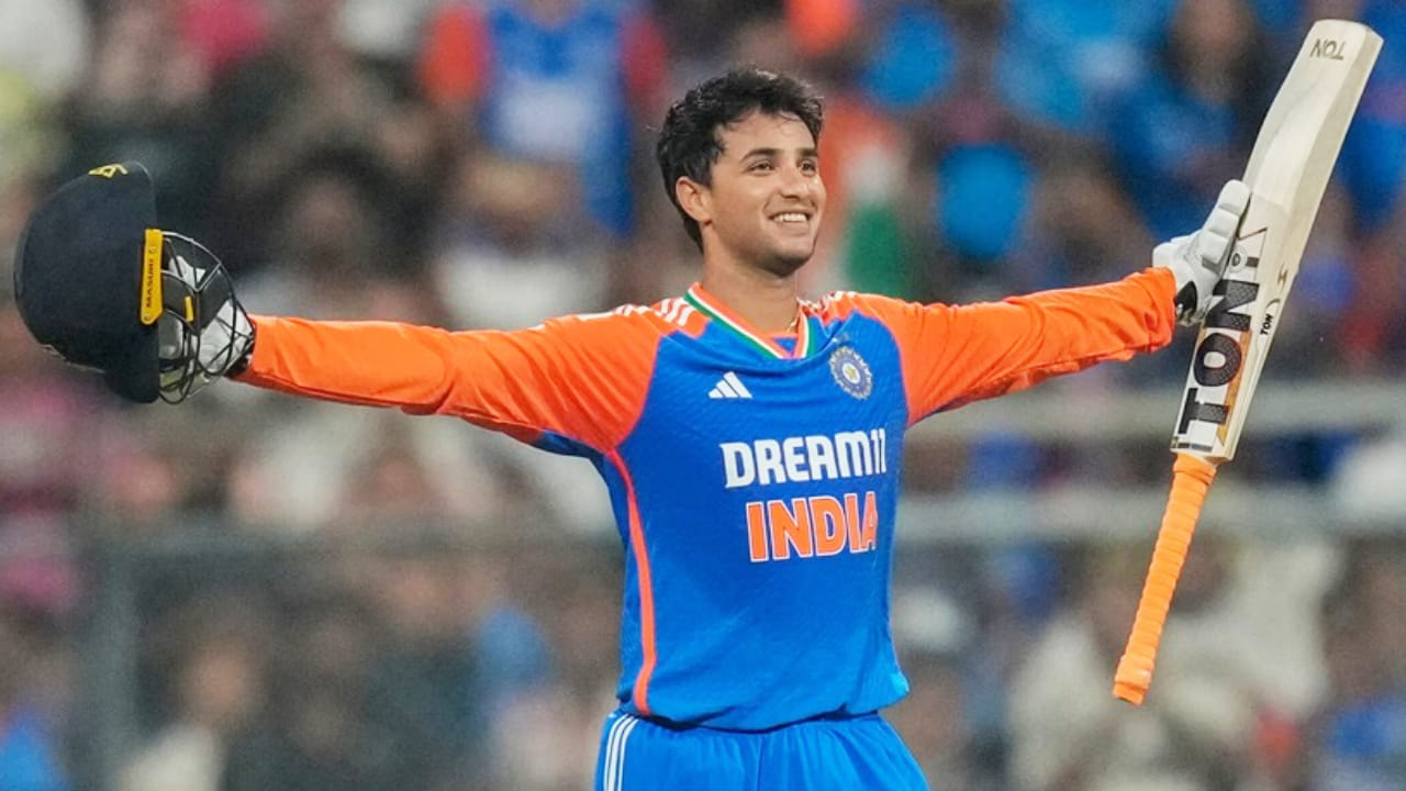 ಈ ವಿಶ್ವ ದಾಖಲೆಯನ್ನು ಅಭಿಷೇಕ್ ಶರ್ಮಾ ಉಡೀಸ್ ಮಾಡಿದ್ದಾರೆ. 2025 ರಲ್ಲಿ ಅಭಿಷೇಕ್ ಶರ್ಮಾ ಟಿ20 ಕ್ರಿಕೆಟ್ನಲ್ಲಿ ಒಟ್ಟು 1602 ರನ್ ಕಲೆಹಾಕಿದ್ದಾರೆ. ಅದು ಕೂಡ 202.01 ಸ್ಟ್ರೈಕ್ ರೇಟ್ನಲ್ಲಿ. ಈ ಮೂಲಕ ಟಿ20 ಇತಿಹಾಸದಲ್ಲೇ ಒಂದೇ ವರ್ಷದೊಳಗೆ 200+ ಸ್ಟ್ರೈಕ್ ರೇಟ್ನಲ್ಲಿ 1500+ ರನ್ ಕಲೆಹಾಕಿದ ವಿಶ್ವದ ಏಕೈಕ ಬ್ಯಾಟರ್ ಎನಿಸಿಕೊಂಡಿದ್ದಾರೆ.