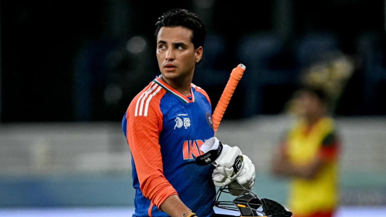 ದಕ್ಷಿಣ ಆಫ್ರಿಕಾ ವಿರುದ್ಧದ ಮೊದಲೆರಡು ಪಂದ್ಯಗಳಲ್ಲಿ ಅಭಿಷೇಕ್ ಹೇಳಿಕೊಳ್ಳುವಂತಹ ಪ್ರದರ್ಶನ ನೀಡಿಲ್ಲ. ಮೊದಲ ಪಂದ್ಯದಲ್ಲಿ 17 ರನ್ ಬಾರಿಸಿ ಔಟಾಗಿದ್ದ ಅಭಿಷೇಕ್, ತನ್ನ ತವರಿನಲ್ಲಿ ನಡೆದ ಎರಡನೇ ಪಂದ್ಯದಲ್ಲೂ ಕೇವಲ 17 ರನ್ಗಳಿಗೆ ಔಟಾಗುವ ಮೂಲಕ ಅಭಿಮಾನಿಗಳಿಗೆ ನಿರಾಸೆ ಮೂಡಿಸಿದರು. ಹೀಗಾಗಿ ಮೂರನೇ ಪಂದ್ಯದಲ್ಲಿ ಅಭಿಷೇಕ್ ಅಬ್ಬರಿಸಲೇಬೇಕಿದೆ.