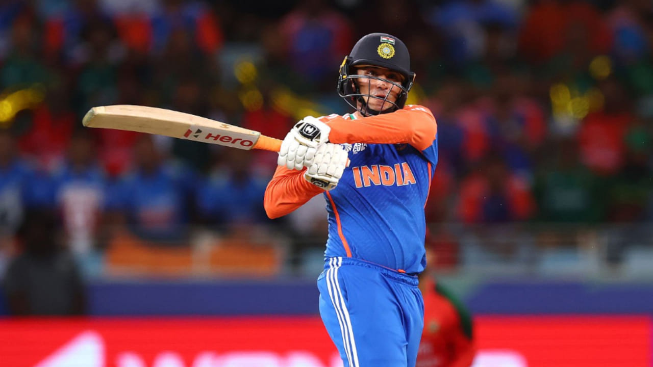 ಈಗಾಗಲೇ ಸಿಡಿಲಬ್ಬರದ ಶತಕ ಮತ್ತು ವೇಗವಾಗಿ 1,000 ಟಿ20 ಅಂತರರಾಷ್ಟ್ರೀಯ ರನ್ ಪೂರೈಸಿದ ದಾಖಲೆಗಳನ್ನು ನಿರ್ಮಿಸಿರುವ ಅಭಿಷೇಕ್ ಈಗ ಹೊಸ ಇತಿಹಾಸವನ್ನು ಸೃಷ್ಟಿಸಿದ್ದಾರೆ. 2025 ರಲ್ಲಿ ಟಿ20 ಸ್ವರೂಪದಲ್ಲಿ 100 ಕ್ಕೂ ಹೆಚ್ಚು ಸಿಕ್ಸರ್ಗಳನ್ನು ಬಾರಿಸುವ ಮೂಲಕ ಅಭಿಷೇಕ್ ಹೊಸ ದಾಖಲೆಯನ್ನು ತಮ್ಮ ಖಾತೆಗೆ ಹಾಕಿಕೊಂಡಿದ್ದಾರೆ.