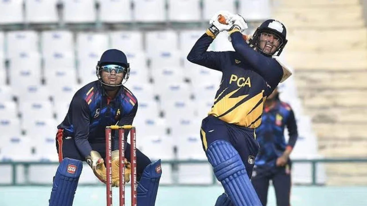 ಡಿಸೆಂಬರ್ 6 ರಂದು ಸರ್ವಿಸಸ್ ವಿರುದ್ಧದ ಸೈಯದ್ ಮುಷ್ತಾಕ್ ಟ್ರೋಫಿ ಪಂದ್ಯದಲ್ಲಿ ಪಂಜಾಬ್ ಪರ ಆರಂಭಿಕನಾಗಿ ಆಡಿದ ಅಭಿಷೇಕ್ ತಮ್ಮ ಇನ್ನಿಂಗ್ಸ್ನಲ್ಲಿ ಮೂರು ಸಿಕ್ಸರ್ಗಳನ್ನು ಬಾರಿಸಿದರು. ಇದರೊಂದಿಗೆ, 2025 ರಲ್ಲಿ ಕೇವಲ 36 ಟಿ20 ಇನ್ನಿಂಗ್ಸ್ಗಳಲ್ಲಿ ಅಭಿಷೇಕ್ 101 ಸಿಕ್ಸರ್ಗಳನ್ನು ಸಿಡಿಸಿದ್ದಾರೆ. ಈ ಮೂಲಕ ಈ ಸಾಧನೆ ಮಾಡಿದ ಮೊದಲ ಭಾರತೀಯ ಬ್ಯಾಟ್ಸ್ಮನ್ ಎನಿಸಿಕೊಂಡಿದ್ದಾರೆ.