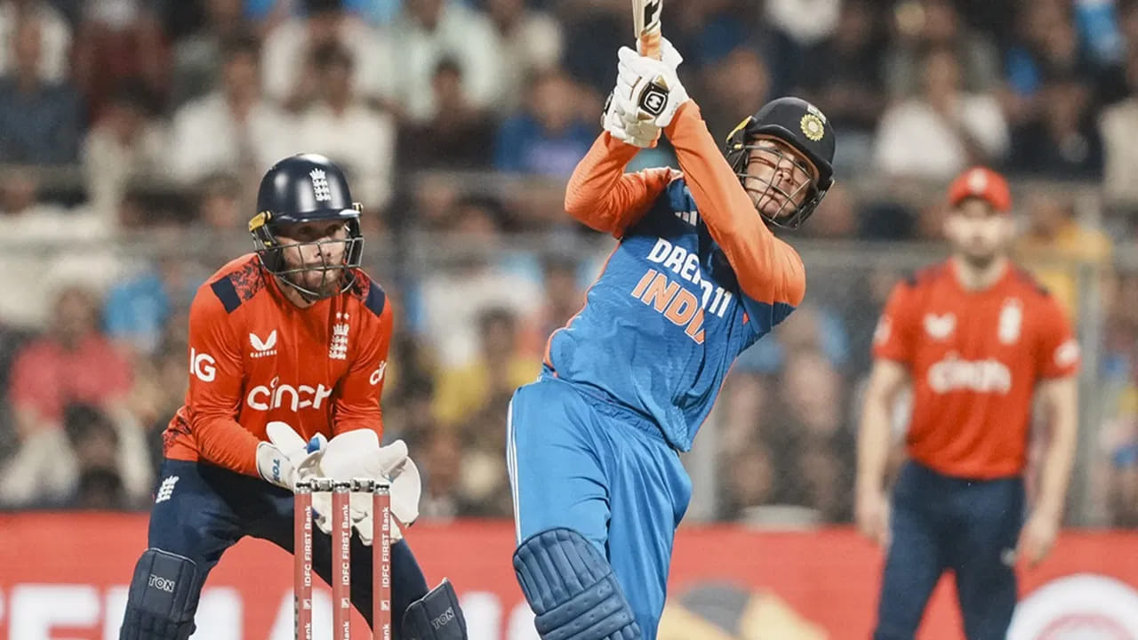 ಈ ವಿಷಯದಲ್ಲಿ ಅಭಿಷೇಕ್ ತಮ್ಮದೇ ಆದ ದಾಖಲೆಯನ್ನು ಮುರಿದಿದ್ದಾರೆ. 2024 ರಲ್ಲಿ ಅವರು ಟಿ20 ಕ್ರಿಕೆಟ್ನಲ್ಲಿ ಒಟ್ಟು 87 ಸಿಕ್ಸರ್ಗಳನ್ನು ಬಾರಿಸಿದ್ದರು. ಇನ್ನು ಈ ಪಟ್ಟಿಯಲ್ಲಿ ಮೂರನೇ ಸ್ಥಾನದಲ್ಲಿರುವ ಭಾರತ ಟಿ20 ತಂಡದ ನಾಯಕ ಸೂರ್ಯಕುಮಾರ್ ಯಾದವ್ 2022 ರಲ್ಲಿ 85 ಸಿಕ್ಸರ್ಗಳನ್ನು ಬಾರಿಸಿದ್ದರು.