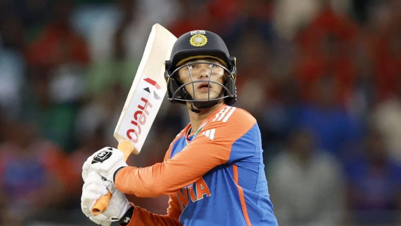 ಈಗ, ಅಭಿಷೇಕ್ ಶರ್ಮಾಗೆ ವಿರಾಟ್ ಕೊಹ್ಲಿ ದಾಖಲೆಯನ್ನು ಮುರಿಯಲು ಕೇವಲ 82 ರನ್ಗಳ ಅಗತ್ಯವಿದೆ. ಅಭಿಷೇಕ್ ಈಗಾಗಲೇ ಈ ಪಟ್ಟಿಯಲ್ಲಿ ಸೂರ್ಯಕುಮಾರ್ ಯಾದವ್ (2022 ರಲ್ಲಿ 1503 ರನ್) ಅವರನ್ನು ಹಿಂದಿಕ್ಕಿದ್ದು, ಈಗ ಕೊಹ್ಲಿ ದಾಖಲೆಯನ್ನು ಮುರಿಯುವ ಸನಿಹದಲ್ಲಿದ್ದಾರೆ.