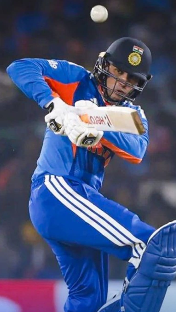 ಮೊದಲ ಎಸೆತವನ್ನೇ ಸಿಕ್ಸರ್​ಗಟ್ಟಿದ ಅಭಿಷೇಕ್