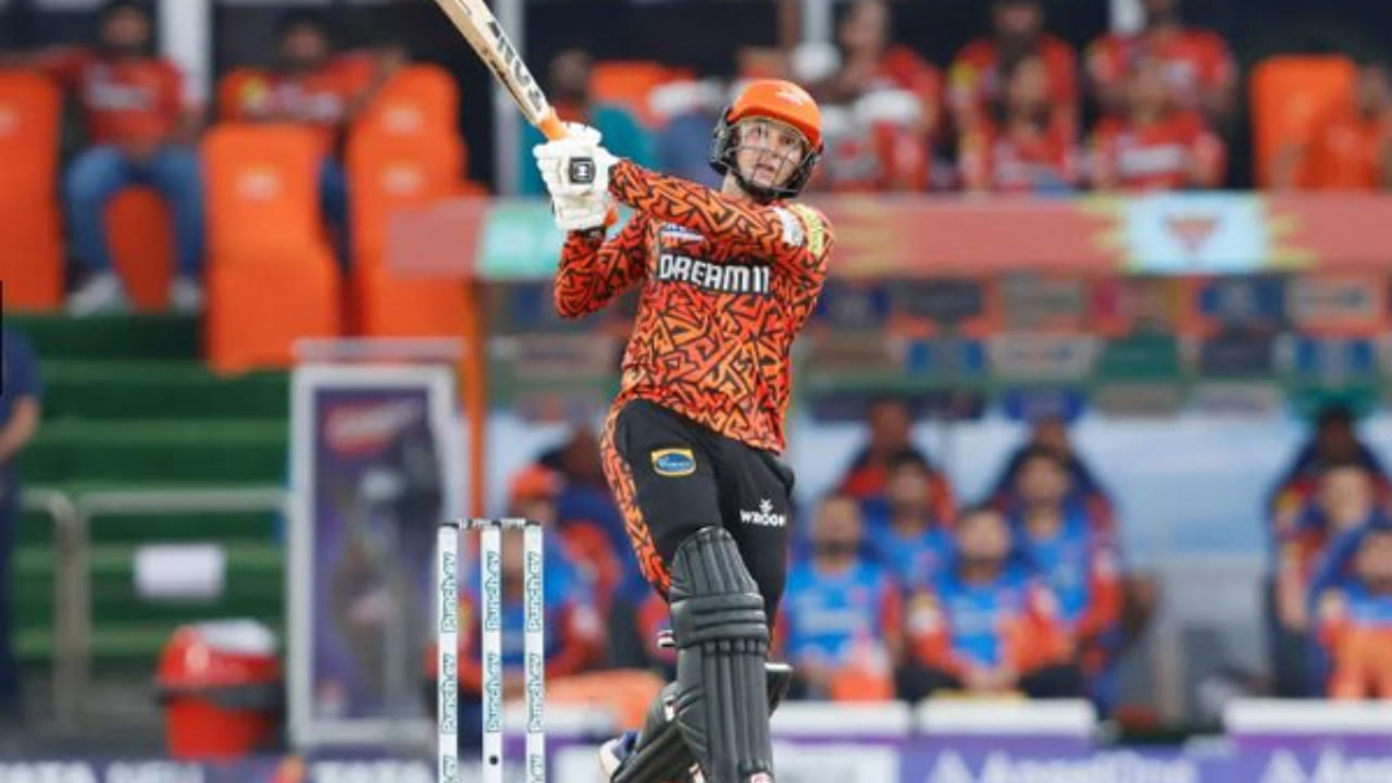 2024 ರ ಐಪಿಎಲ್ನಲ್ಲಿ ಸನ್ರೈಸರ್ಸ್ ಹೈದರಾಬಾದ್ ಪರ ಸ್ಫೋಟಕ ಬ್ಯಾಟಿಂಗ್ ಮಾಡುವ ಮೂಲಕ ಸುದ್ದಿ ಮಾಡಿದ್ದ ಅಭಿಷೇಕ್ ಶರ್ಮಾ ತಮ್ಮ ಹೊಡಿಬಡಿ ಆಟದ ಮೂಲಕವೇ ವಿಶ್ವಾದ್ಯಂತ ಮನ್ನಣೆ ಪಡೆದಿದ್ದಾರೆ. ಇದರ ಫಲವಾಗಿ ಅವರಿಗೆ ಭಾರತ ಟಿ20 ತಂಡದಲ್ಲೂ ಆರಂಭಿಕನ ಸ್ಥಾನವೂ ಸಿಕ್ಕಿದೆ. ಭಾರತದಲ್ಲಿ ಮಾತ್ರವಲ್ಲದೆ ಅಭಿಷೇಕ್ ದಕ್ಷಿಣ ಆಫ್ರಿಕಾ, ಯುಎಇ ಮತ್ತು ಆಸ್ಟ್ರೇಲಿಯಾದಲ್ಲೂ ತಮ್ಮ ಸಿಡಿಲಬ್ಬರದ ಬ್ಯಾಟಿಂಗ್ ಪ್ರದರ್ಶಿಸಿದ್ದಾರೆ.