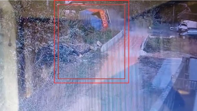 ಕಾರಿಗೆ ಗುದ್ದಿ ಪಾದಚಾರಿ ಮೇಲೆ ಕ್ಯಾಂಟರ್ ಪಲ್ಟಿ​​: ಎದೆ ಝಲ್ ಎನಿಸೋ ದೃಶ್ಯ!